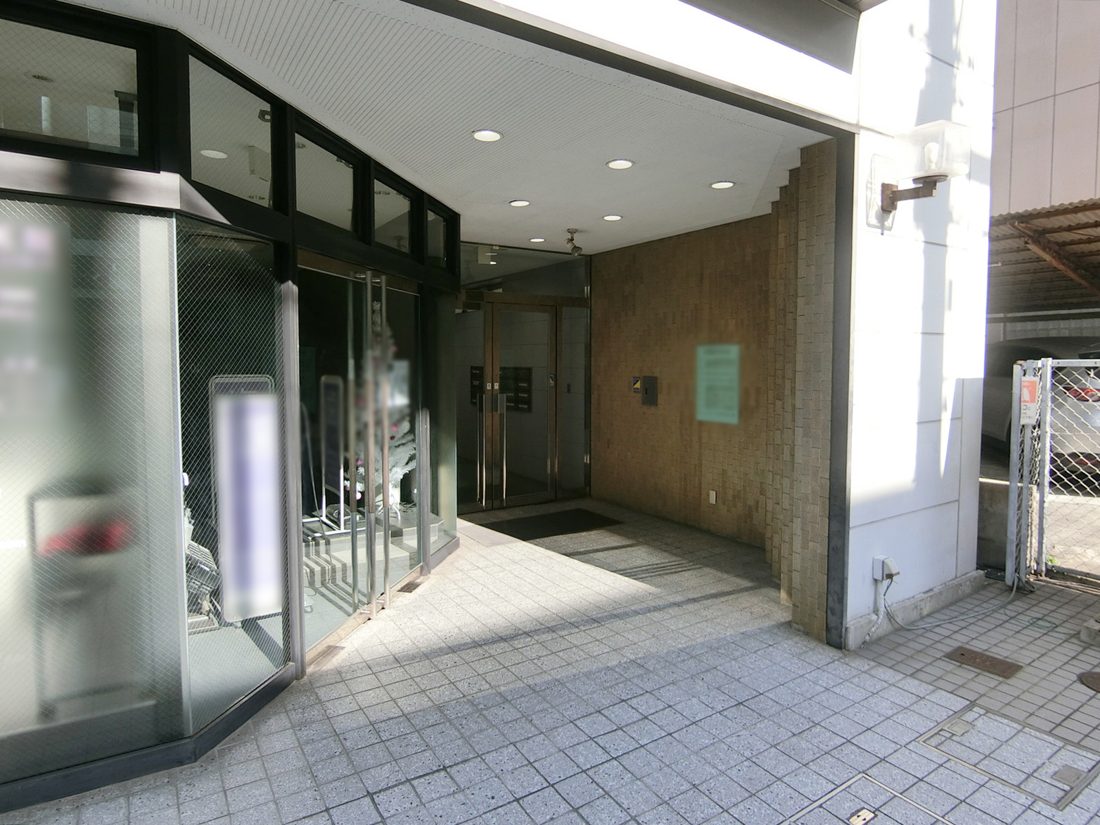 オフィスビル出入り口