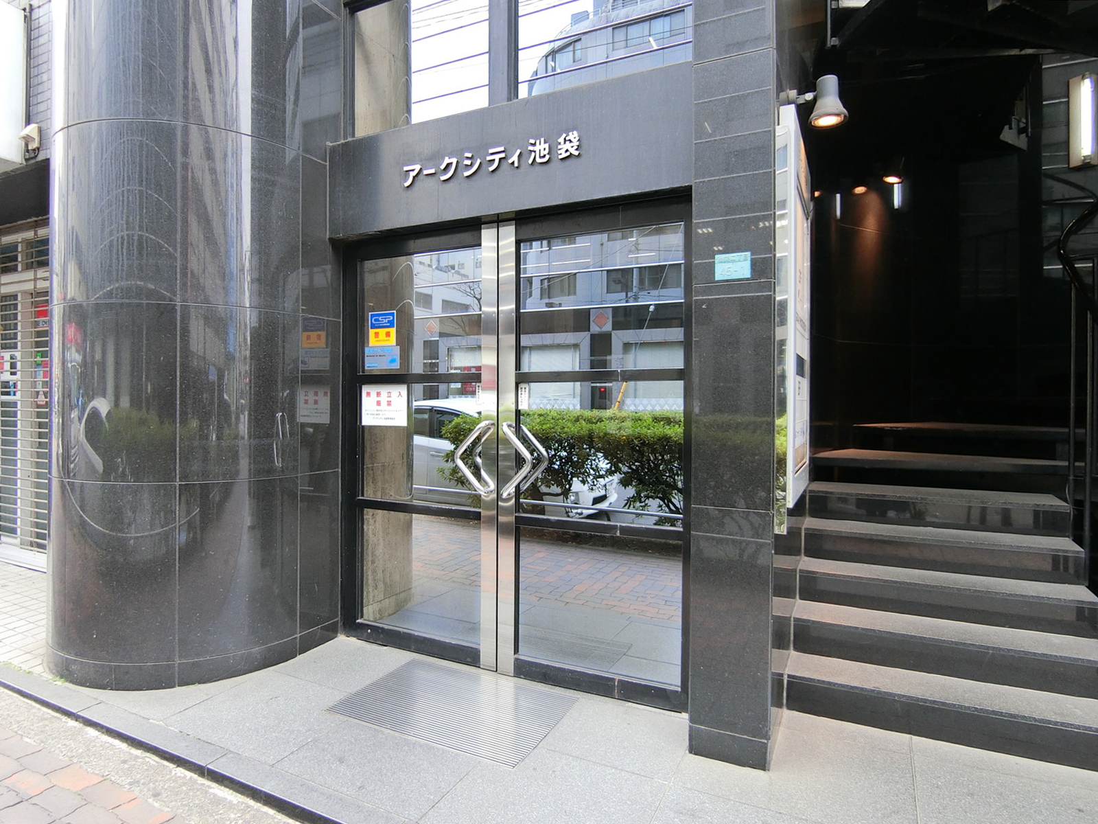 オフィスビル出入口