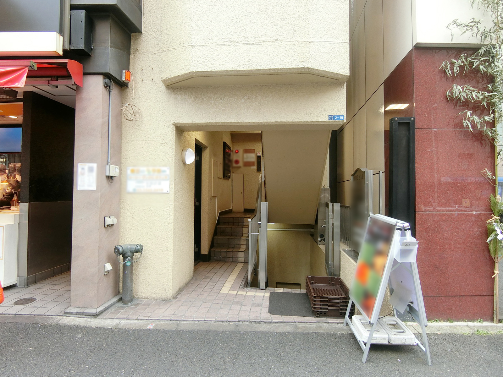 オフィスビル出入り口
