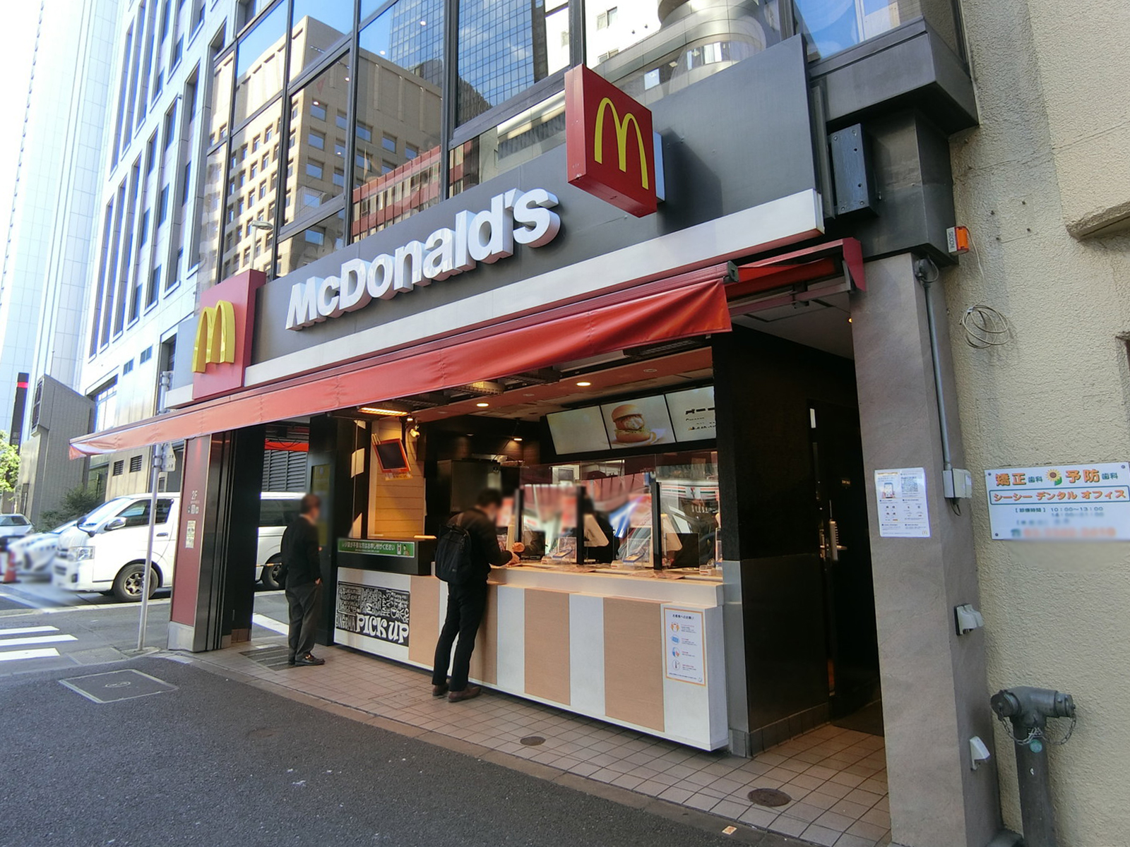 1階：マクドナルド 西新宿駅前店
