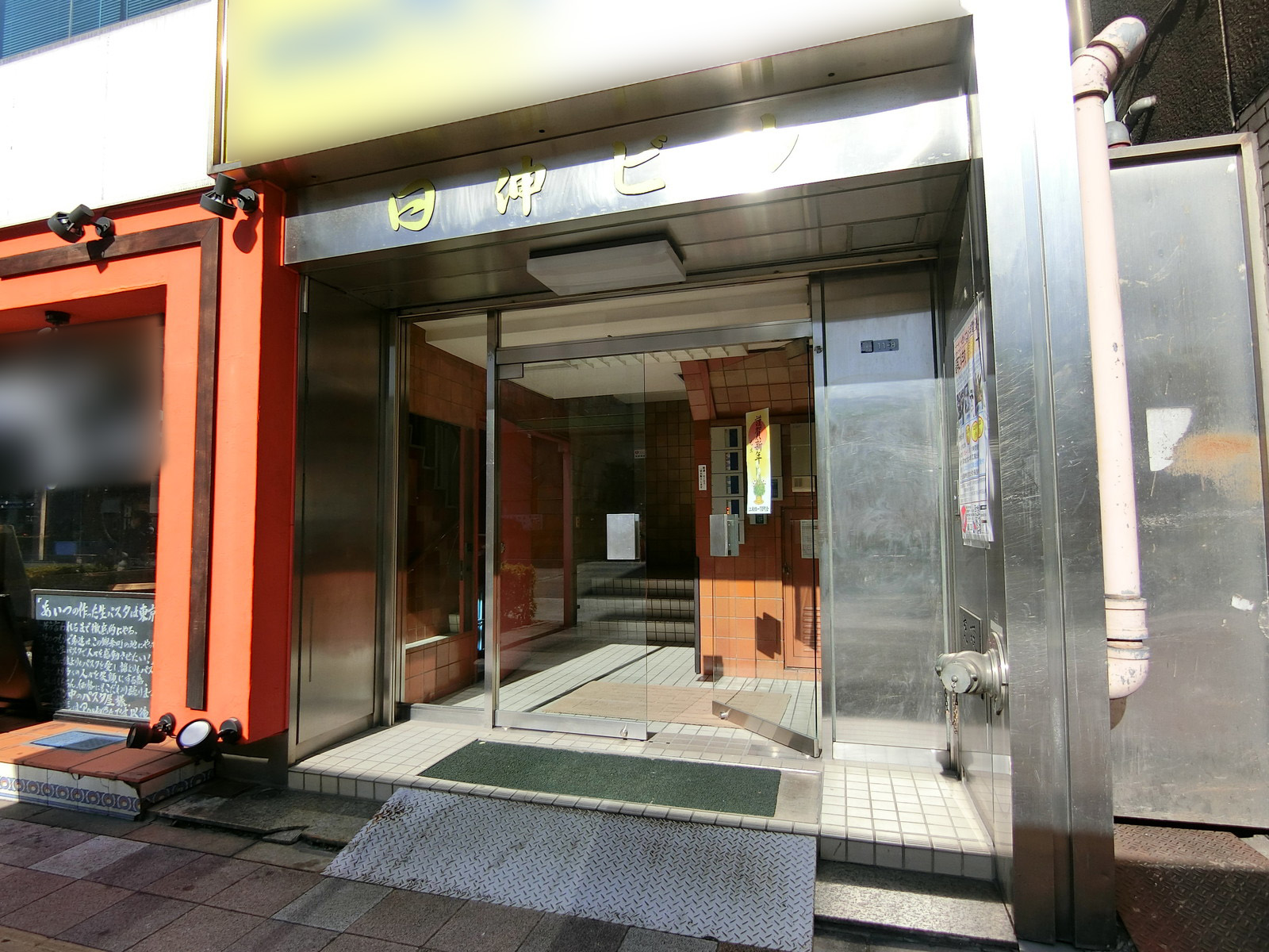 オフィスビル出入り口