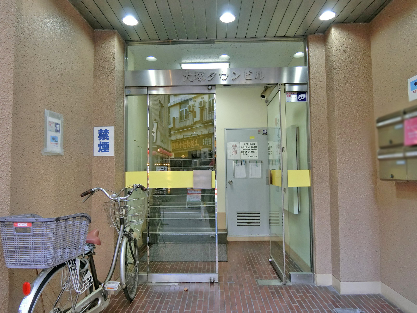 オフィス出入口