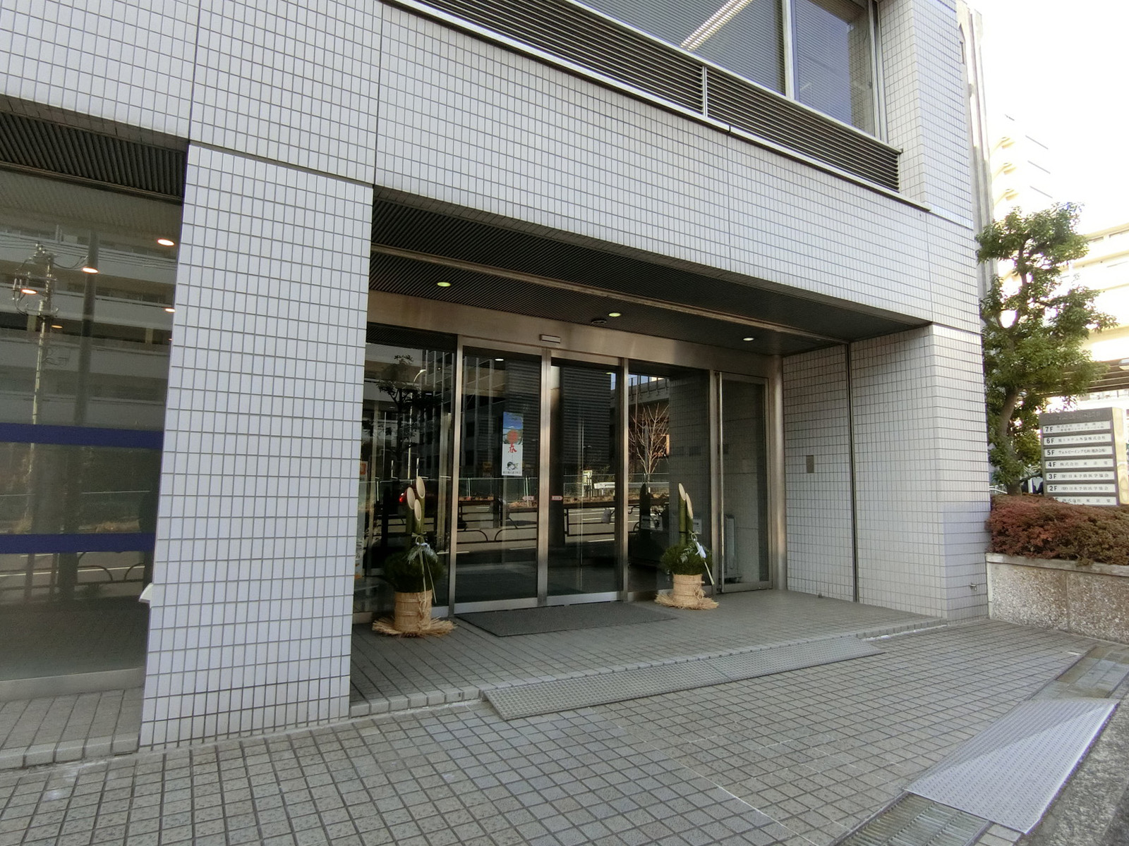 オフィスビル出入り口