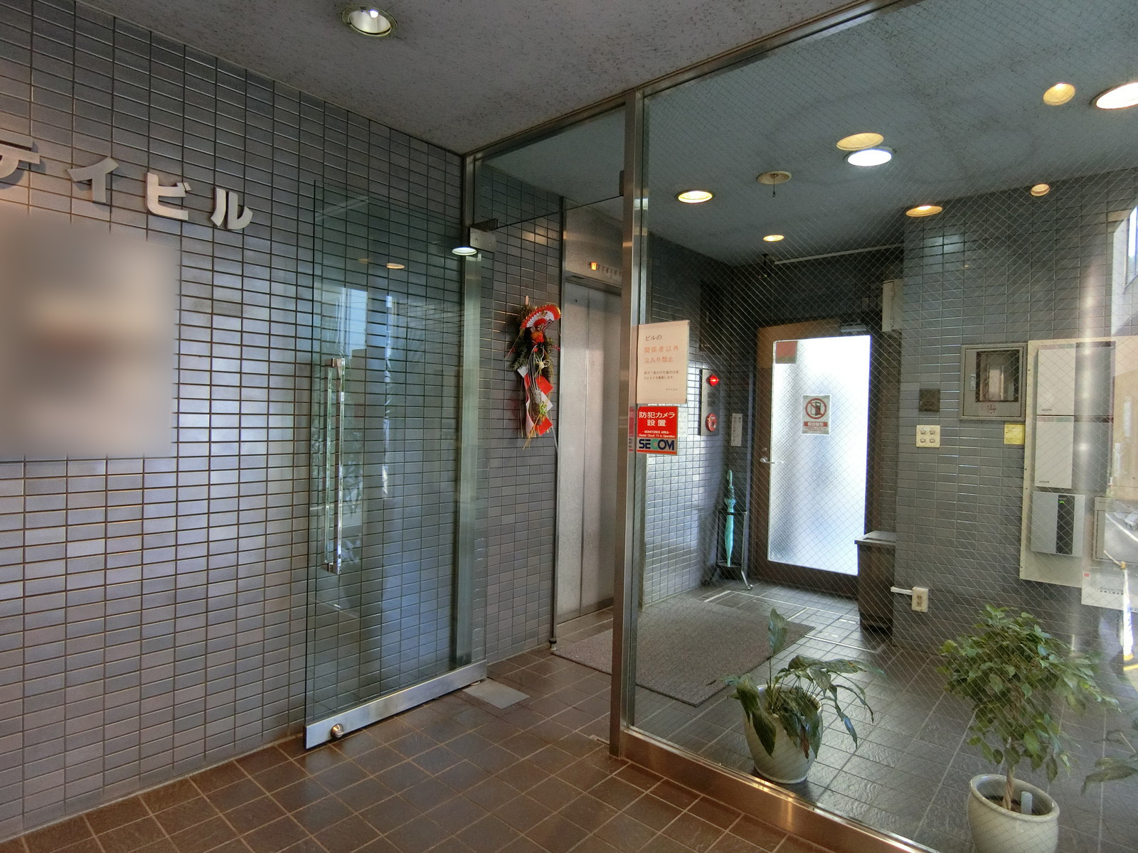 オフィスビル出入り口