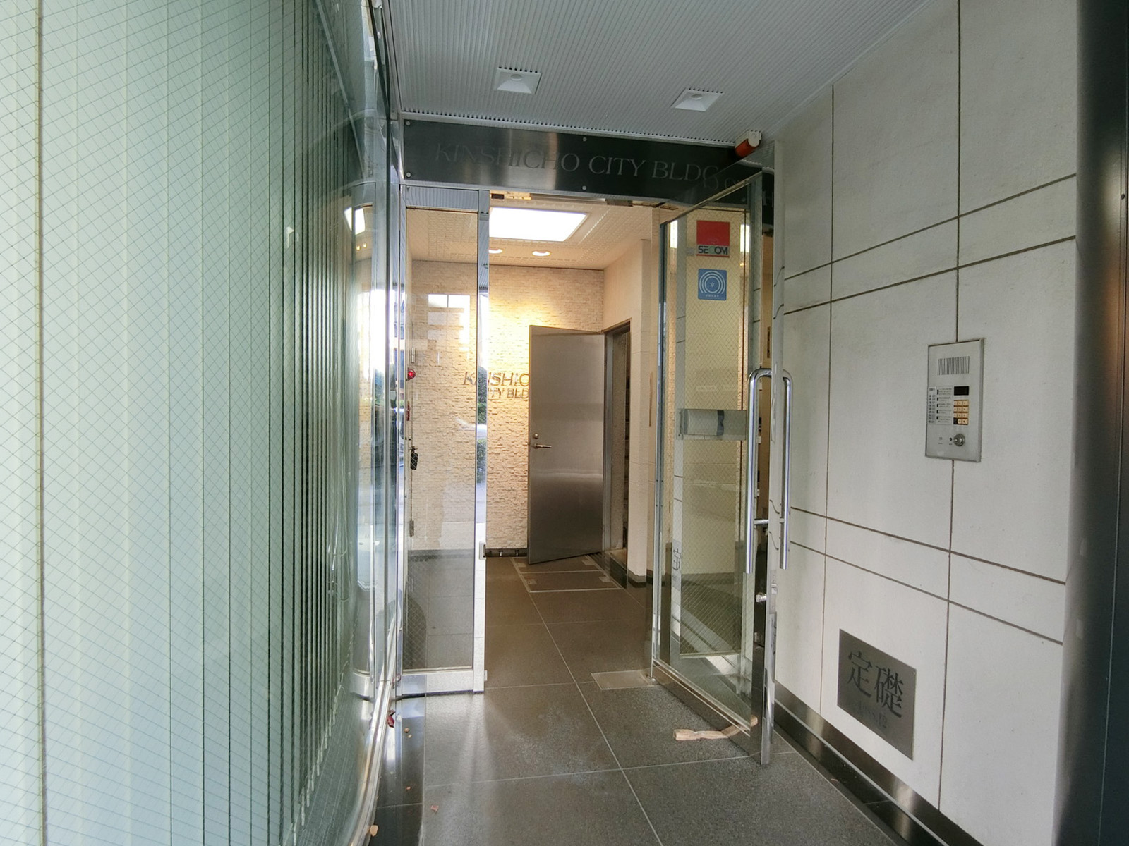 オフィスビル出入り口