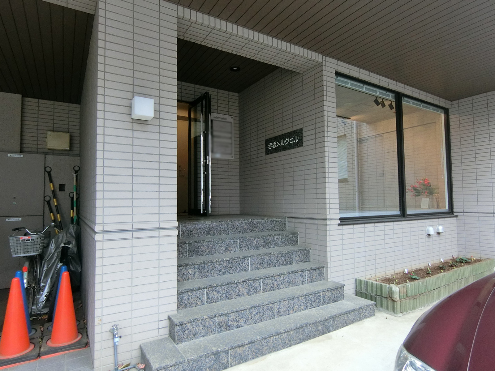 オフィスビル出入り口
