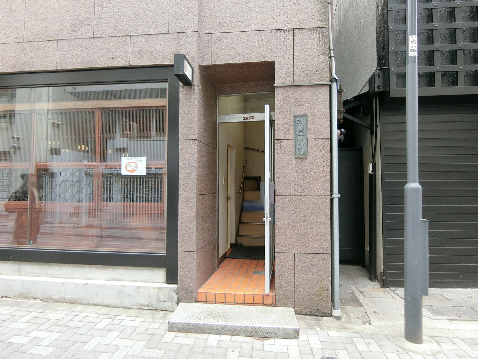 オフィスビル出入り口