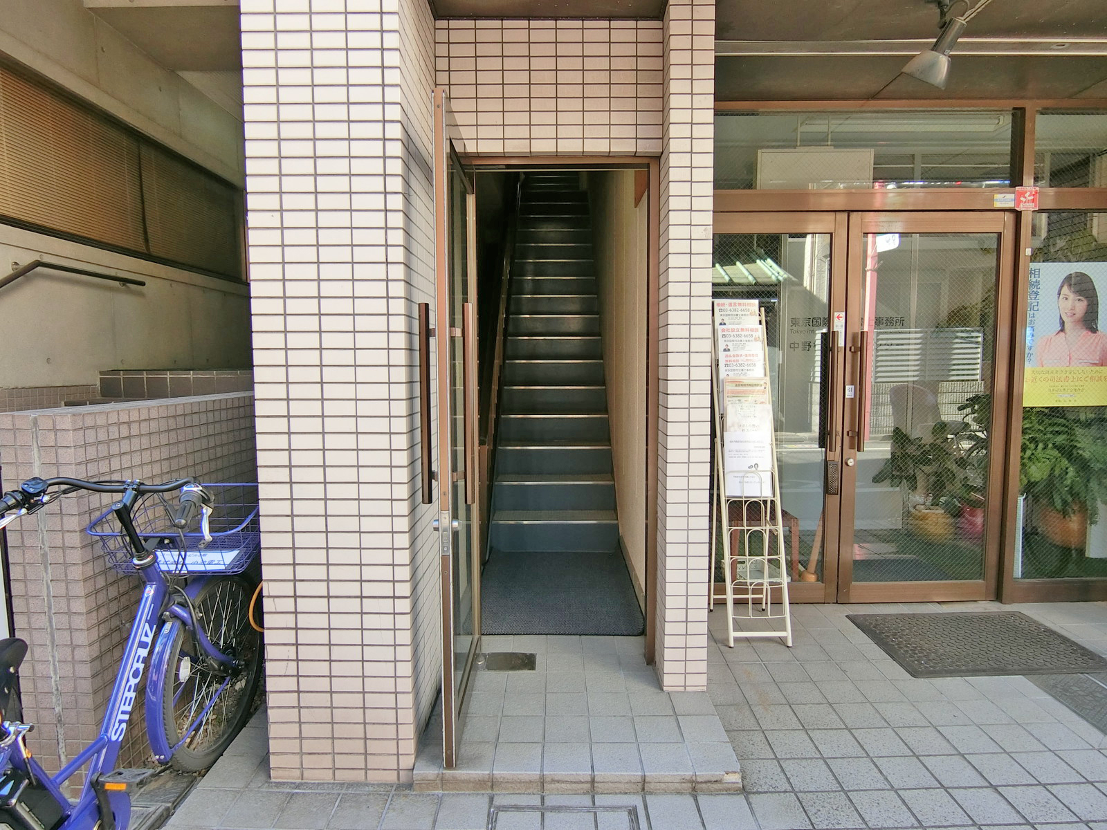 オフィス出入口