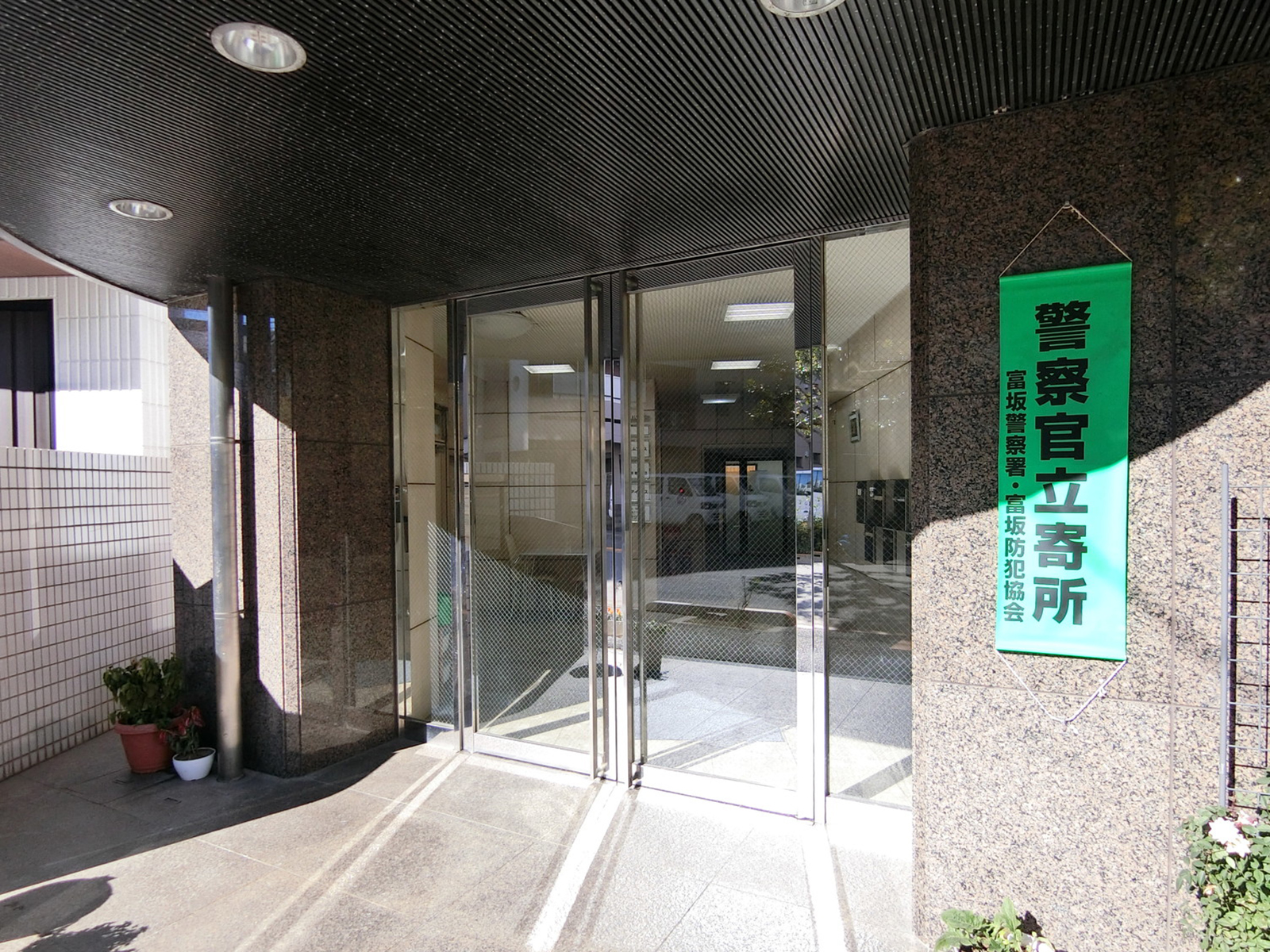 オフィスビル出入口