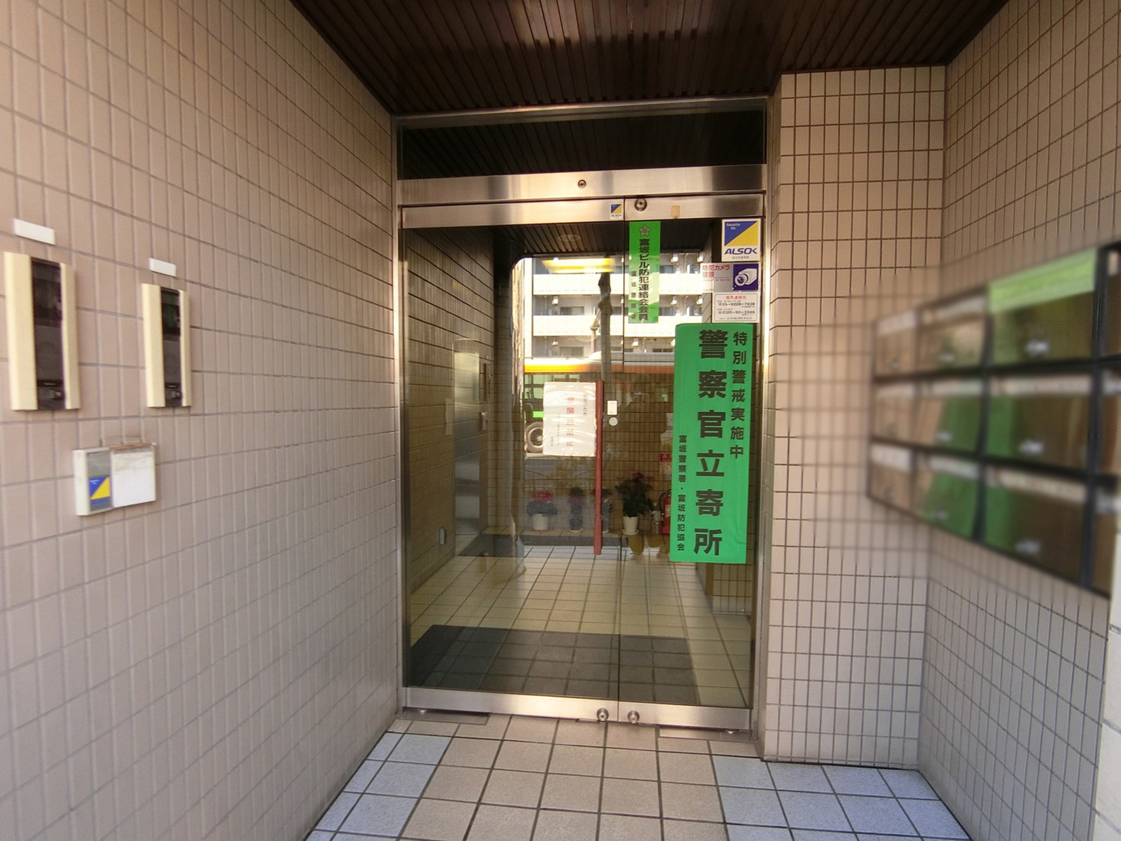 オフィスビル出入口