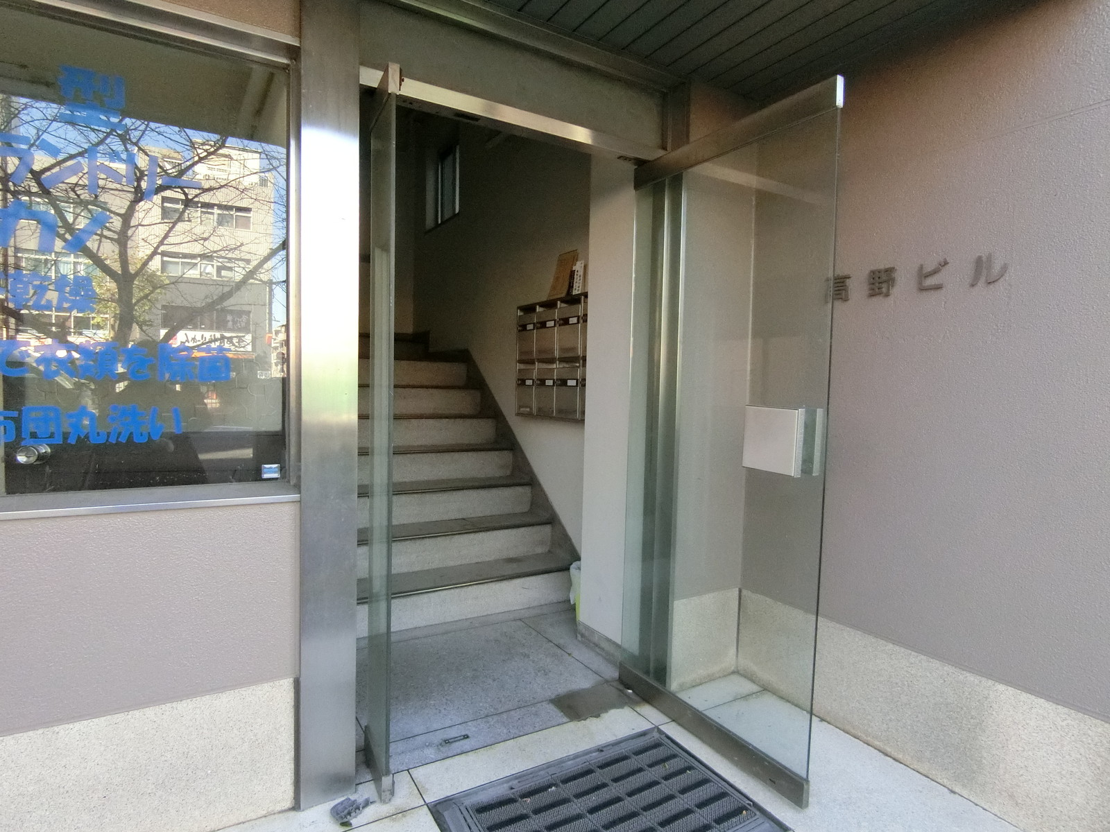オフィスビル出入口