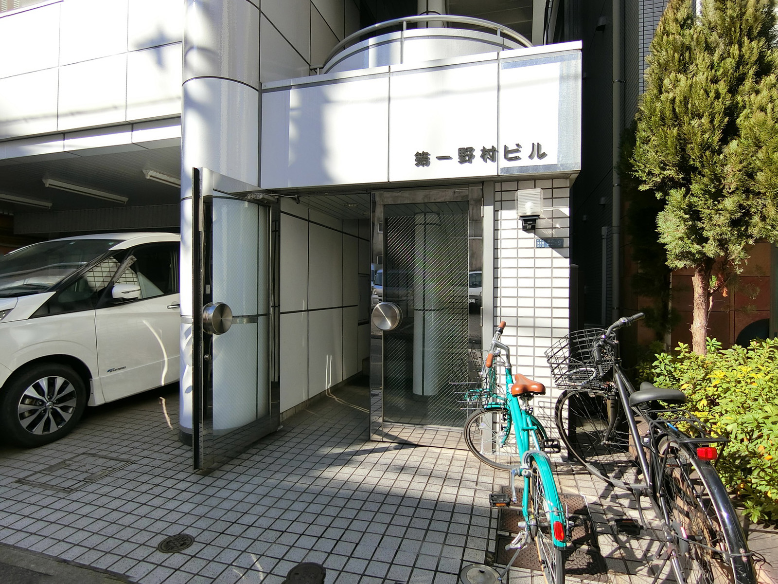 オフィスビル出入り口