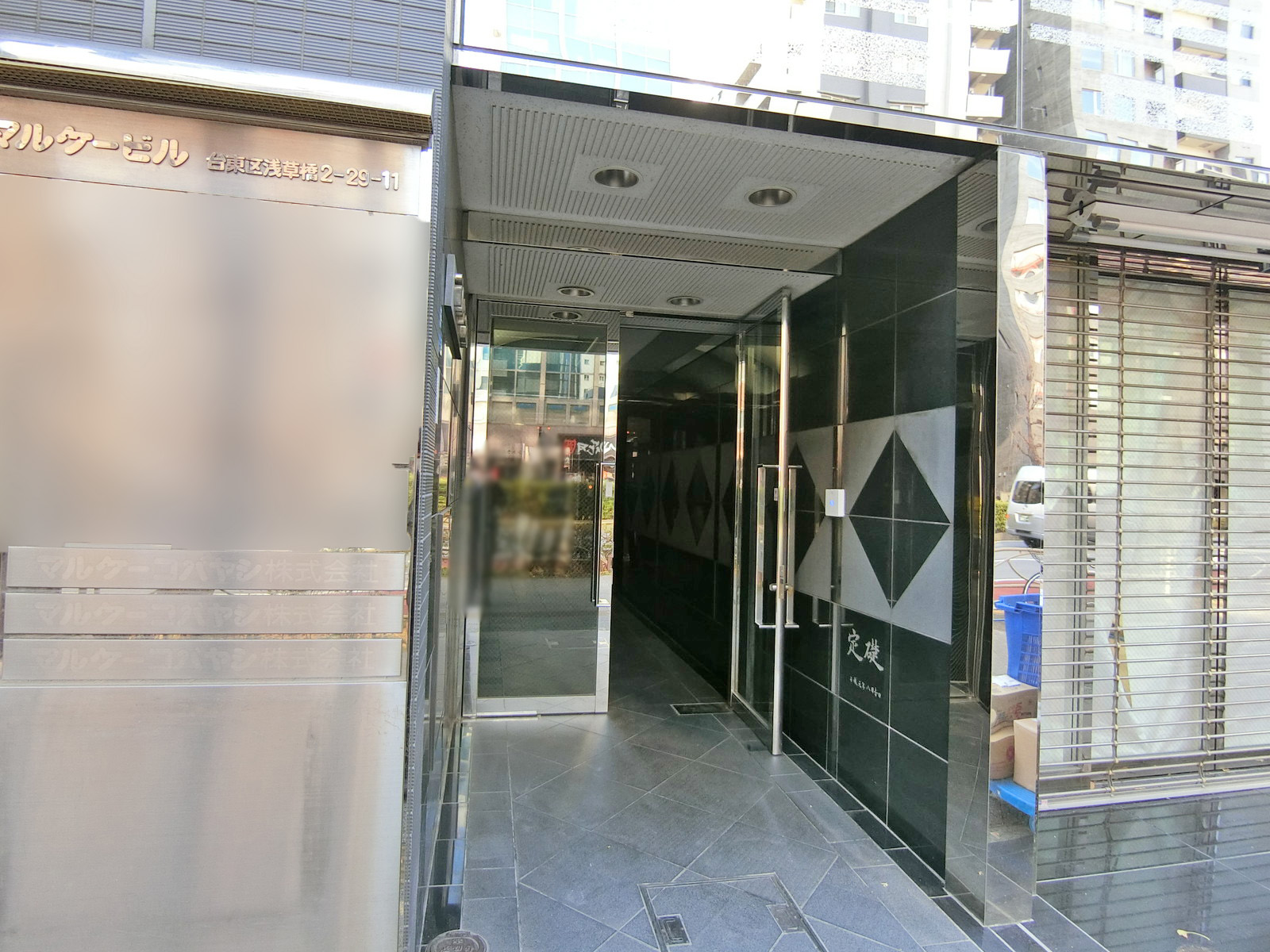 オフィスビル出入り口