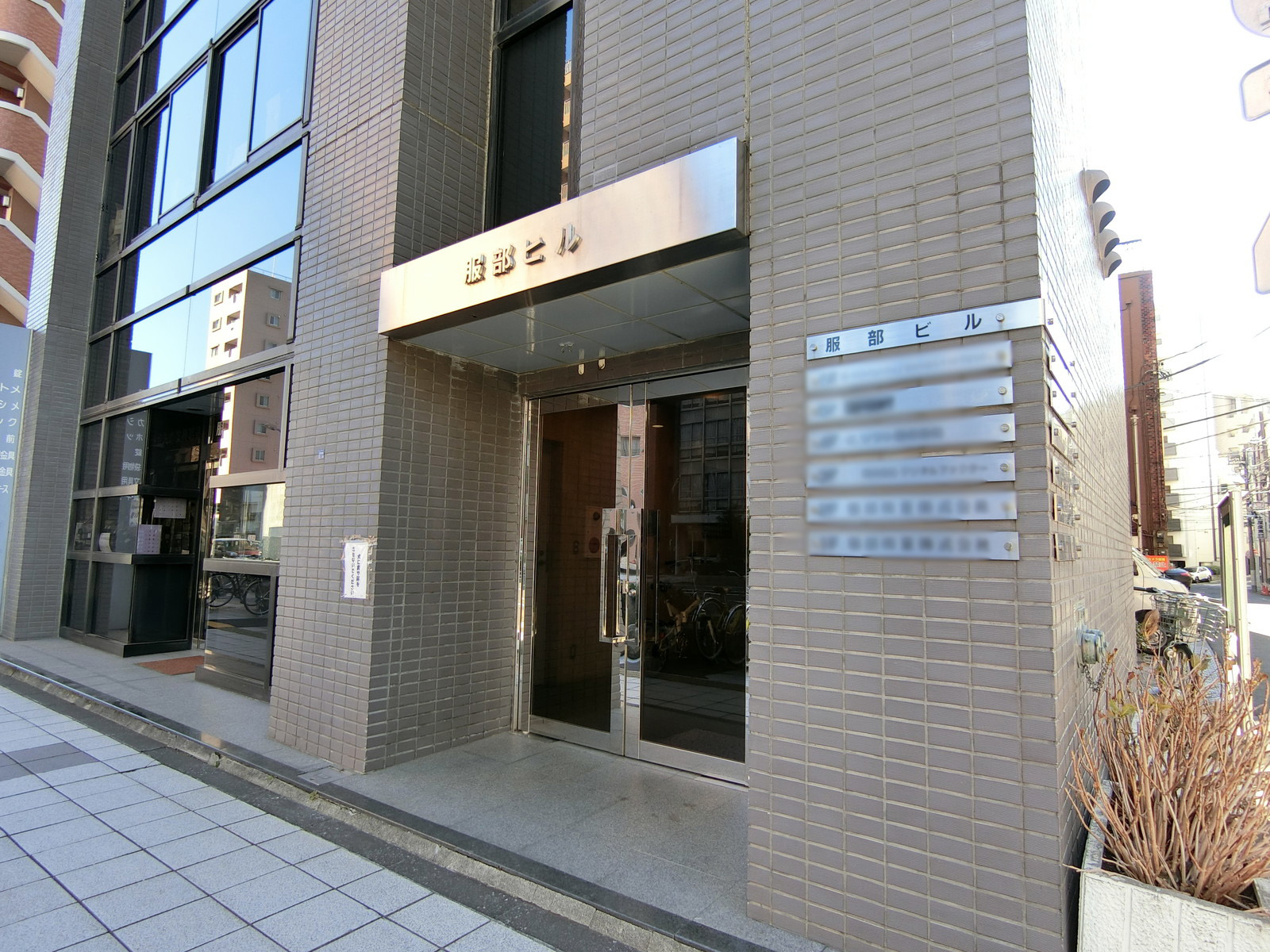 オフィスビル出入り口
