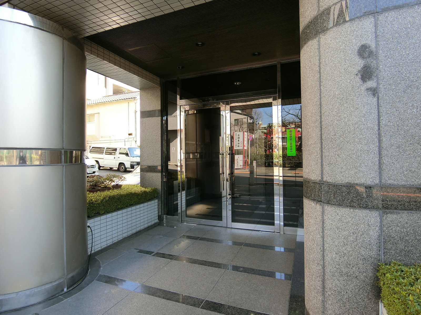 オフィスビル出入口