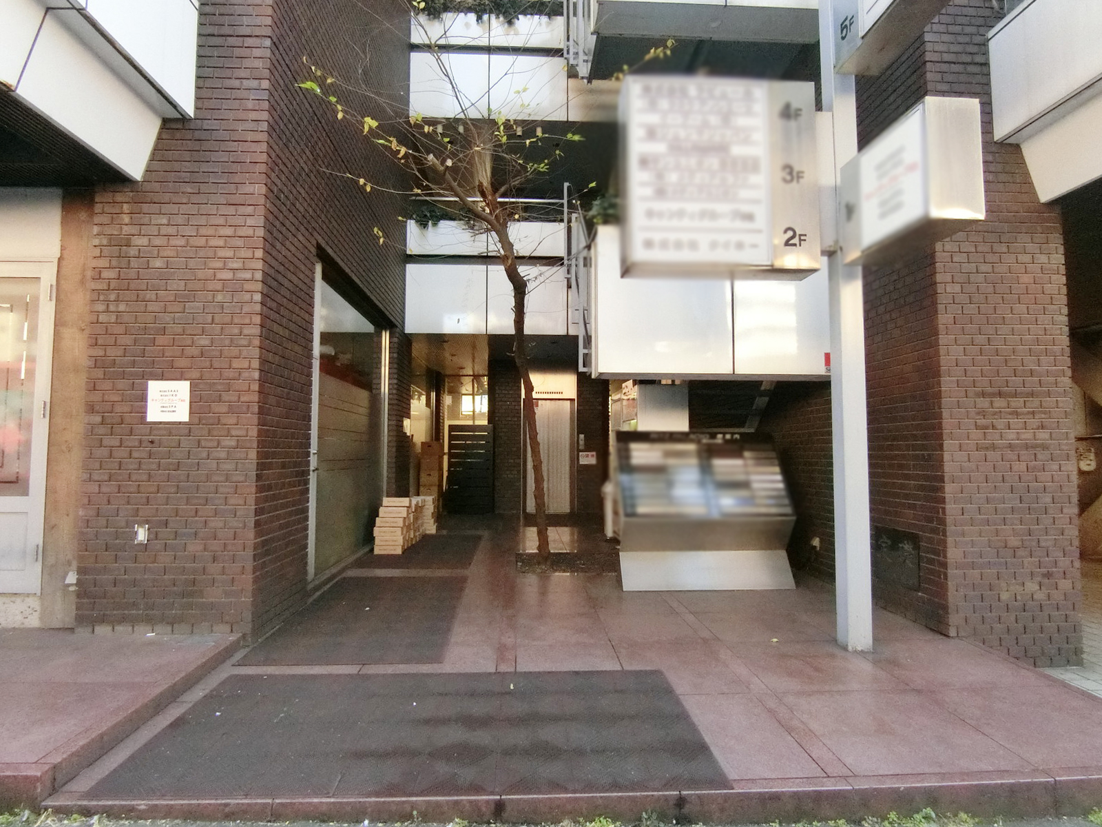オフィスビル出入り口