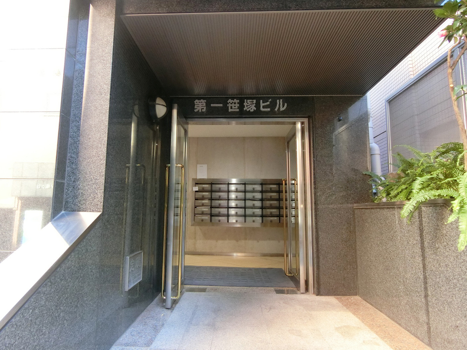 オフィスビル出入り口