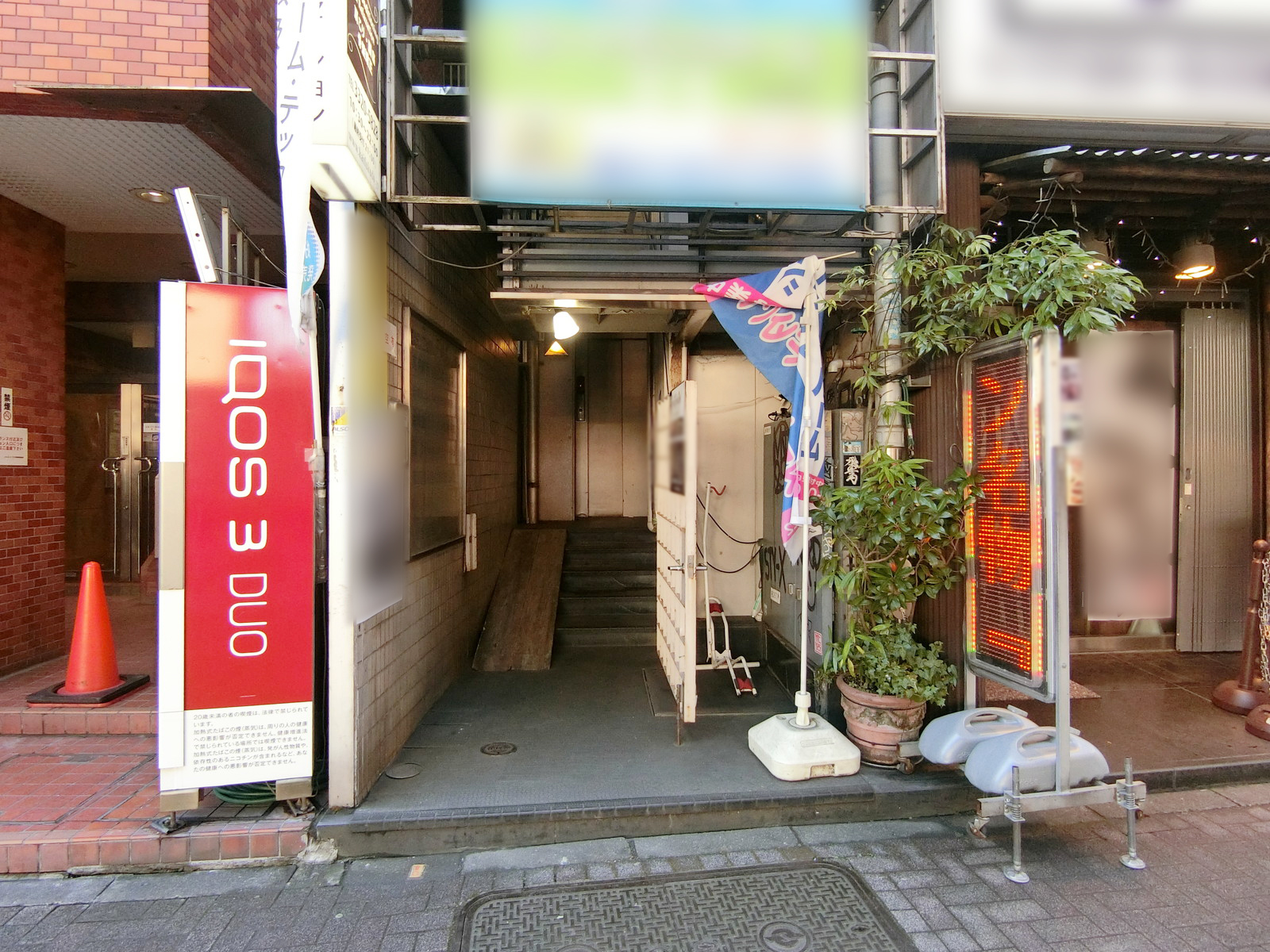 オフィスビル出入り口