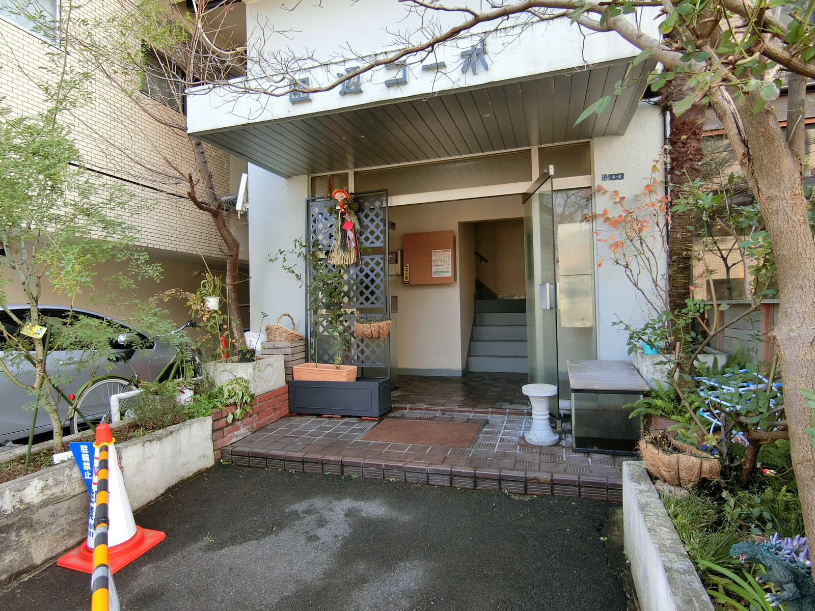 オフィスビル出入口