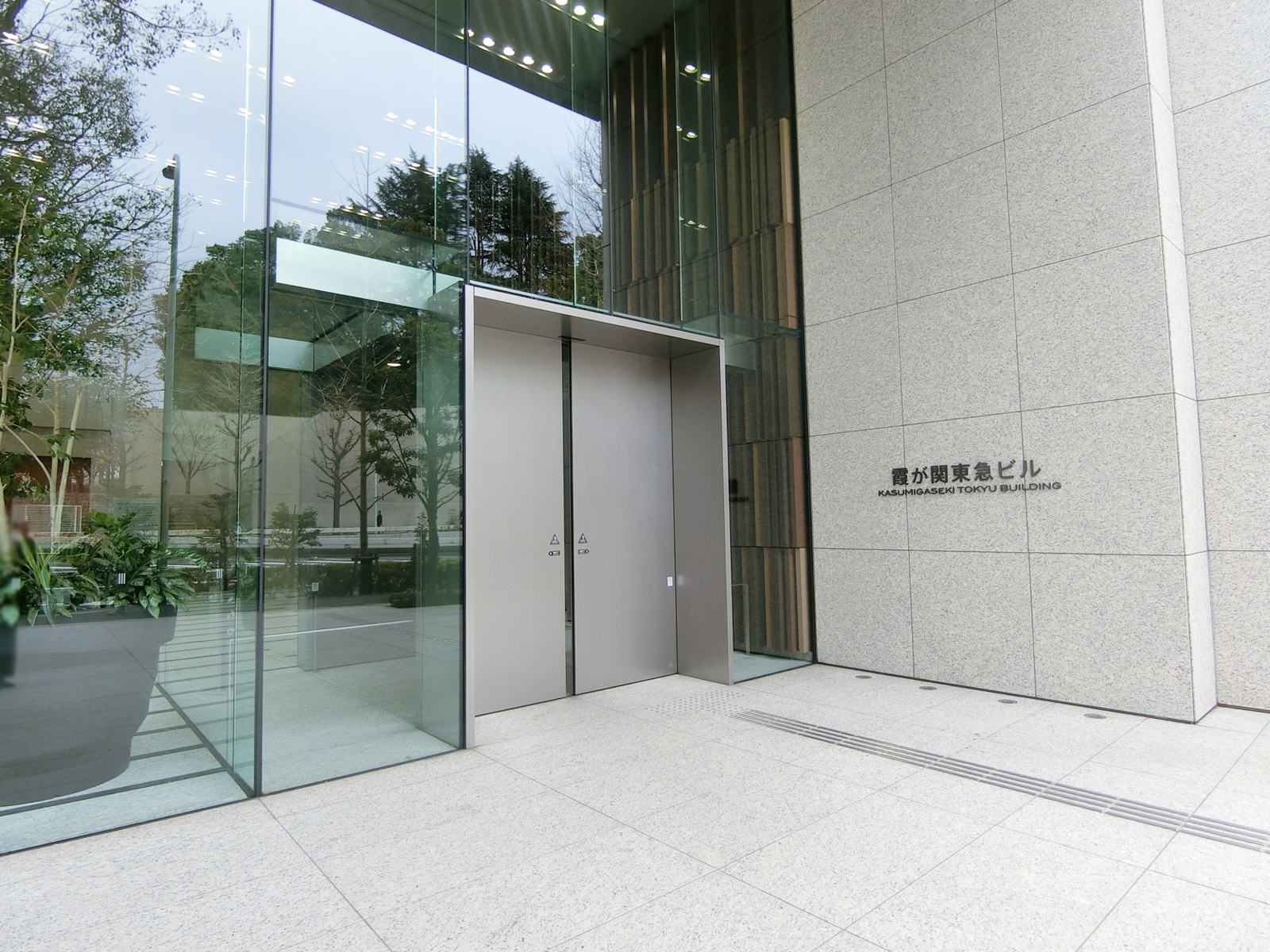 オフィスビル出入り口