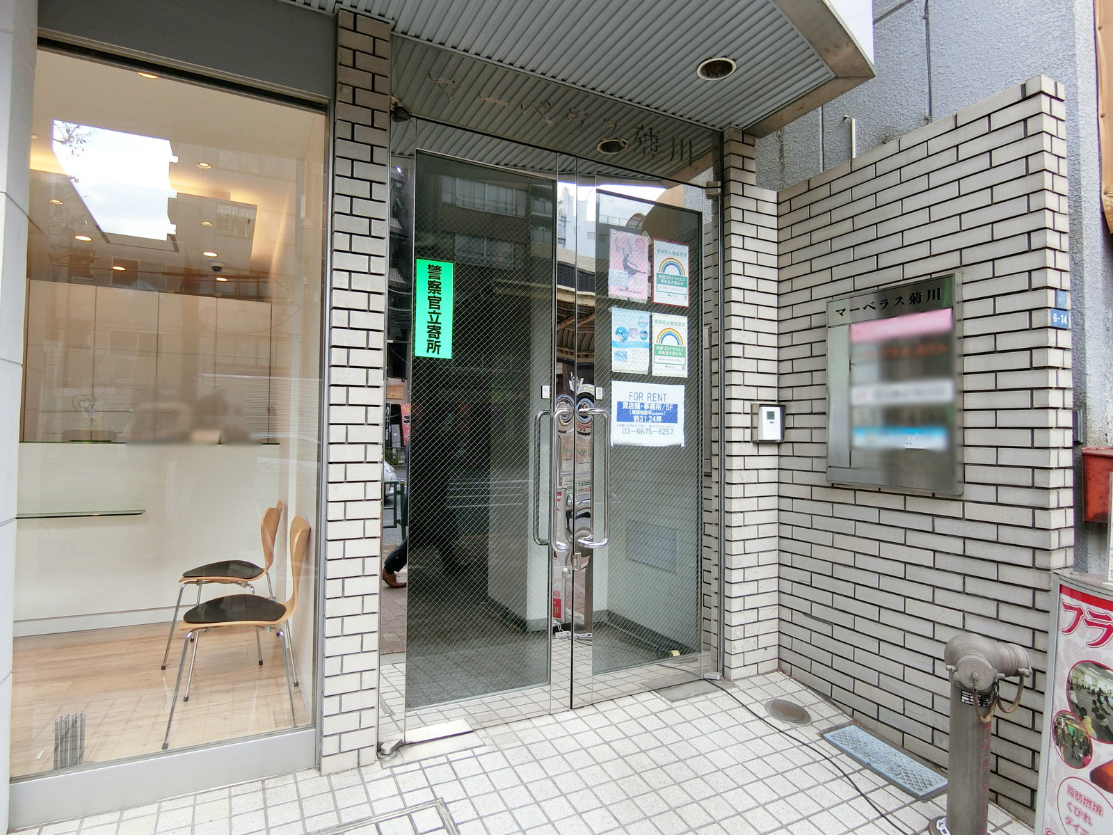 オフィスビル出入り口