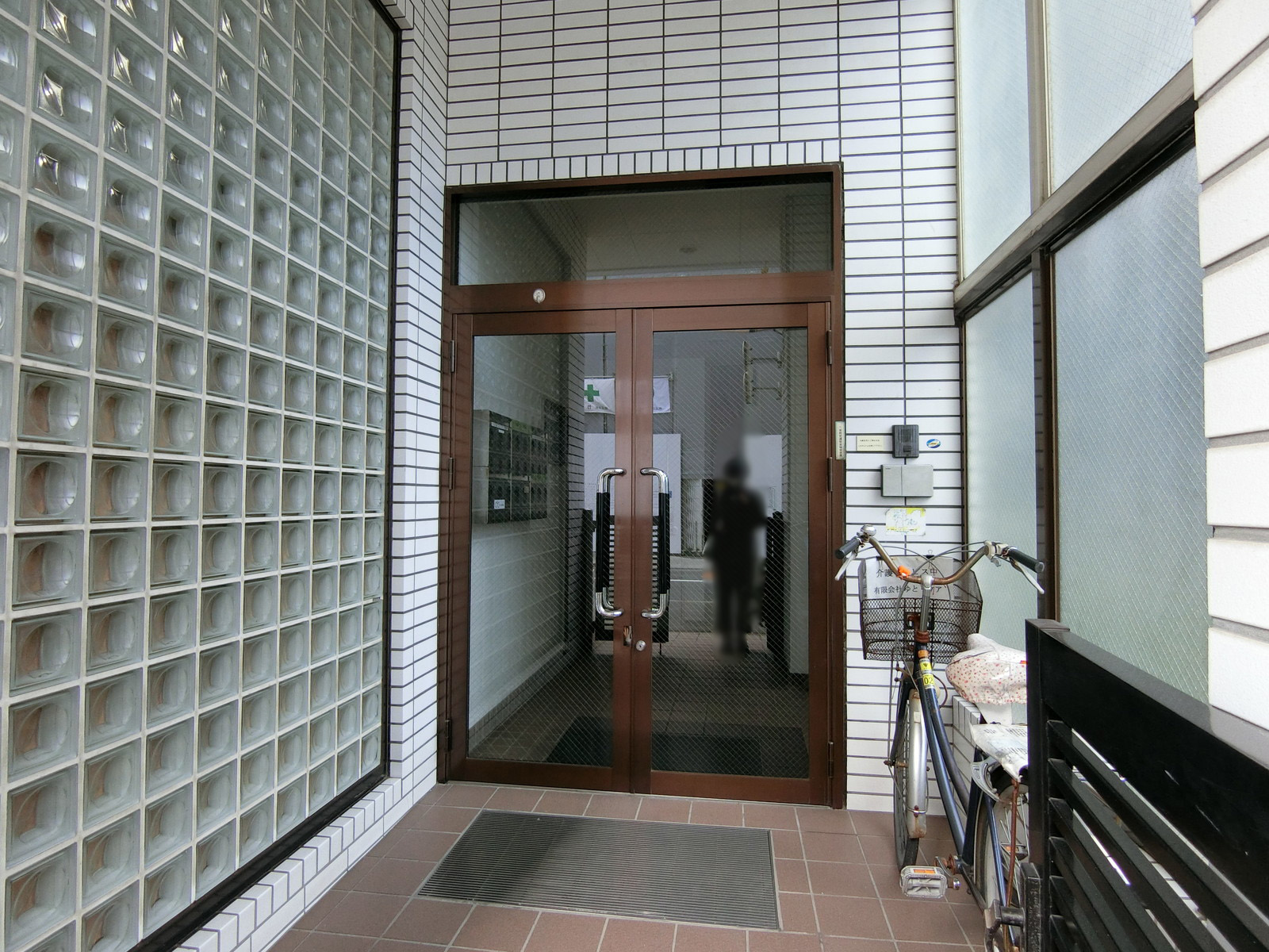 オフィスビル出入り口