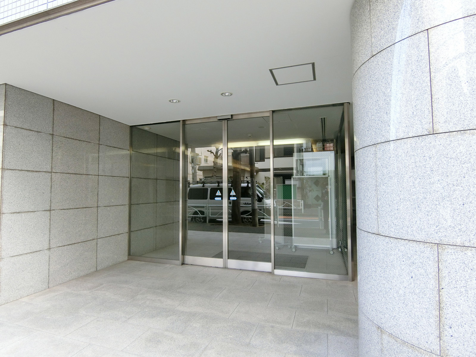 オフィスビル出入り口