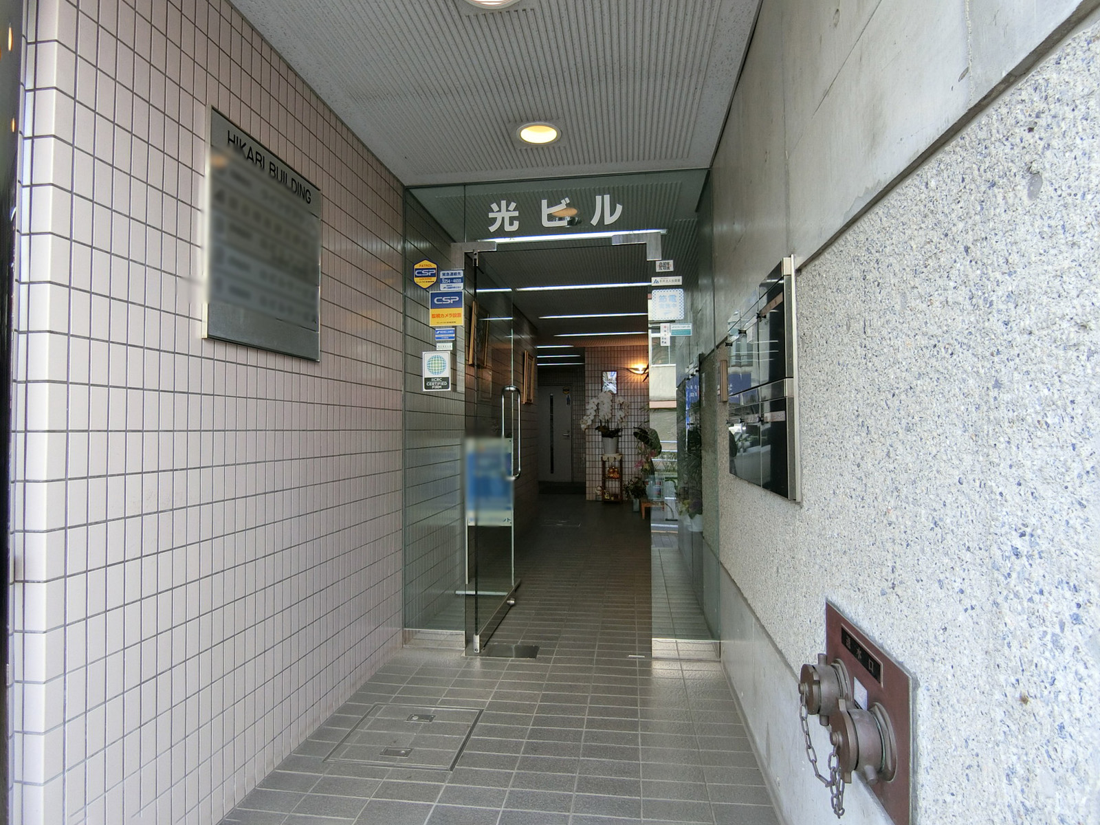 オフィスビル出入り口