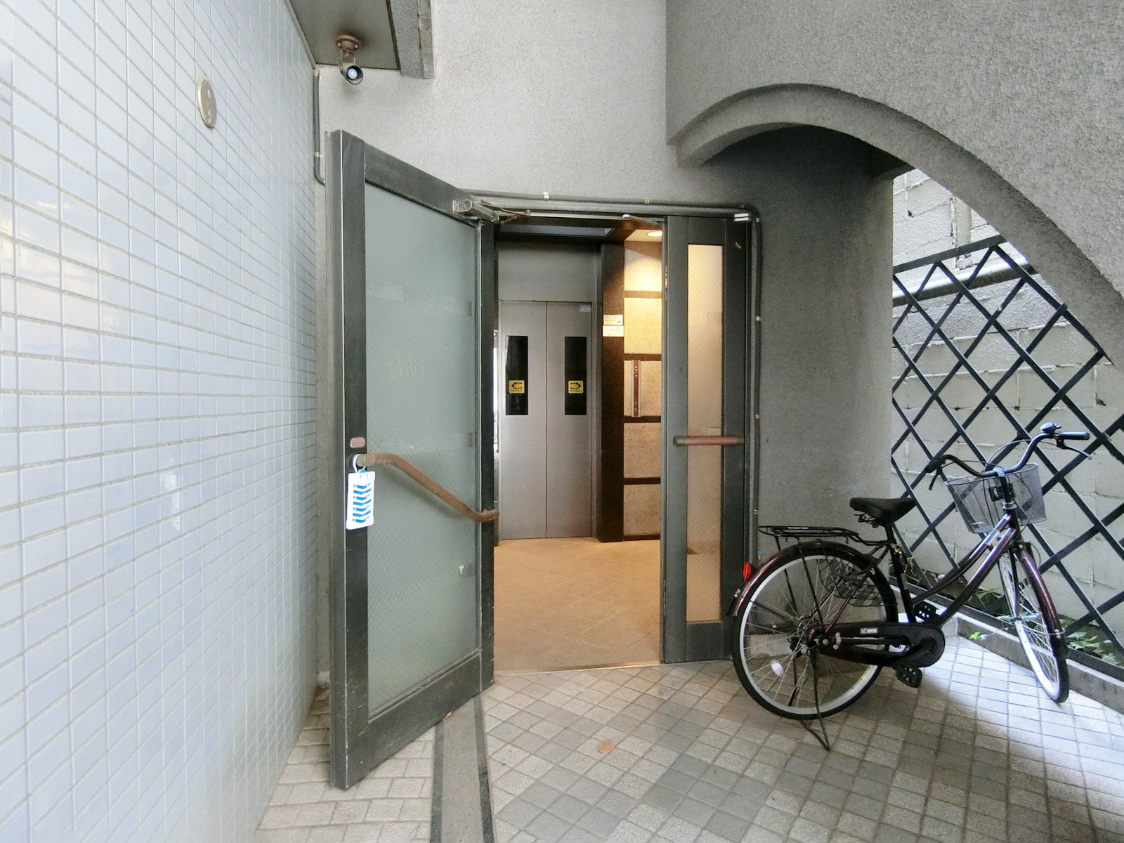 オフィスビル出入り口
