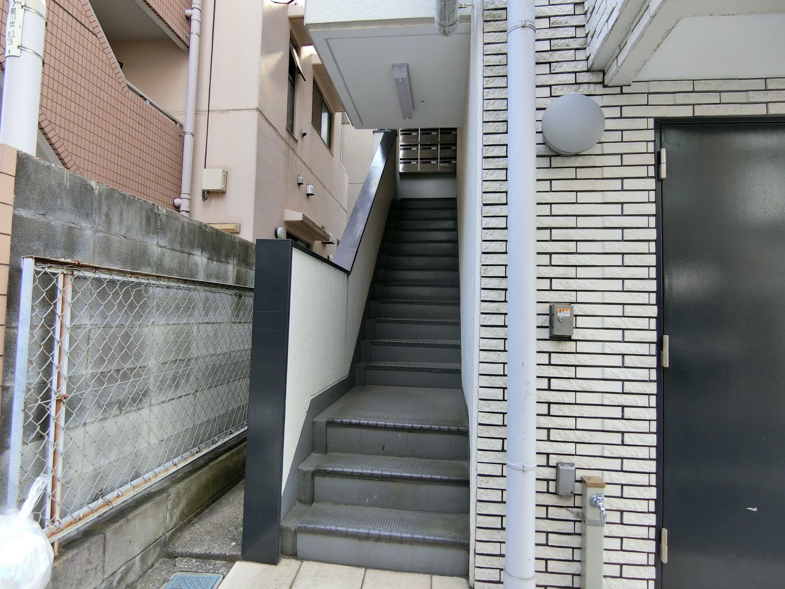 オフィスビル出入り口