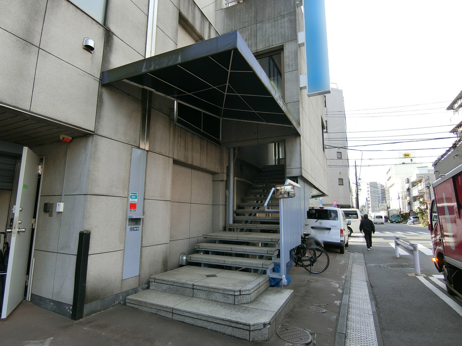 オフィスビル出入り口