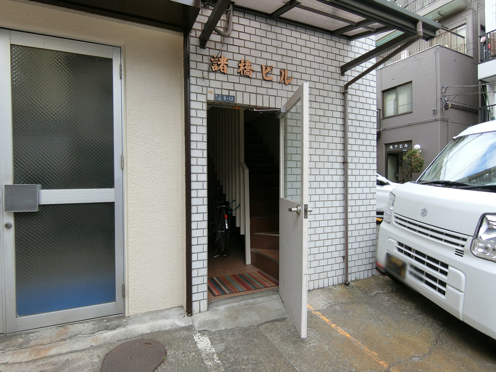 オフィスビル出入り口