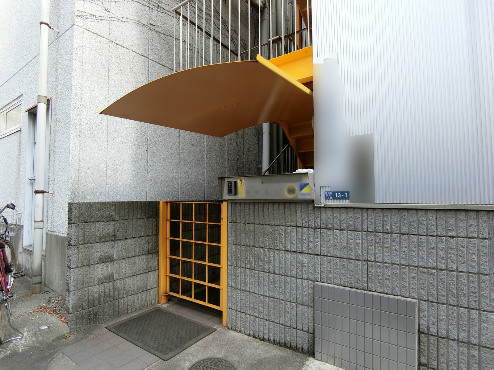 オフィスビル出入り口