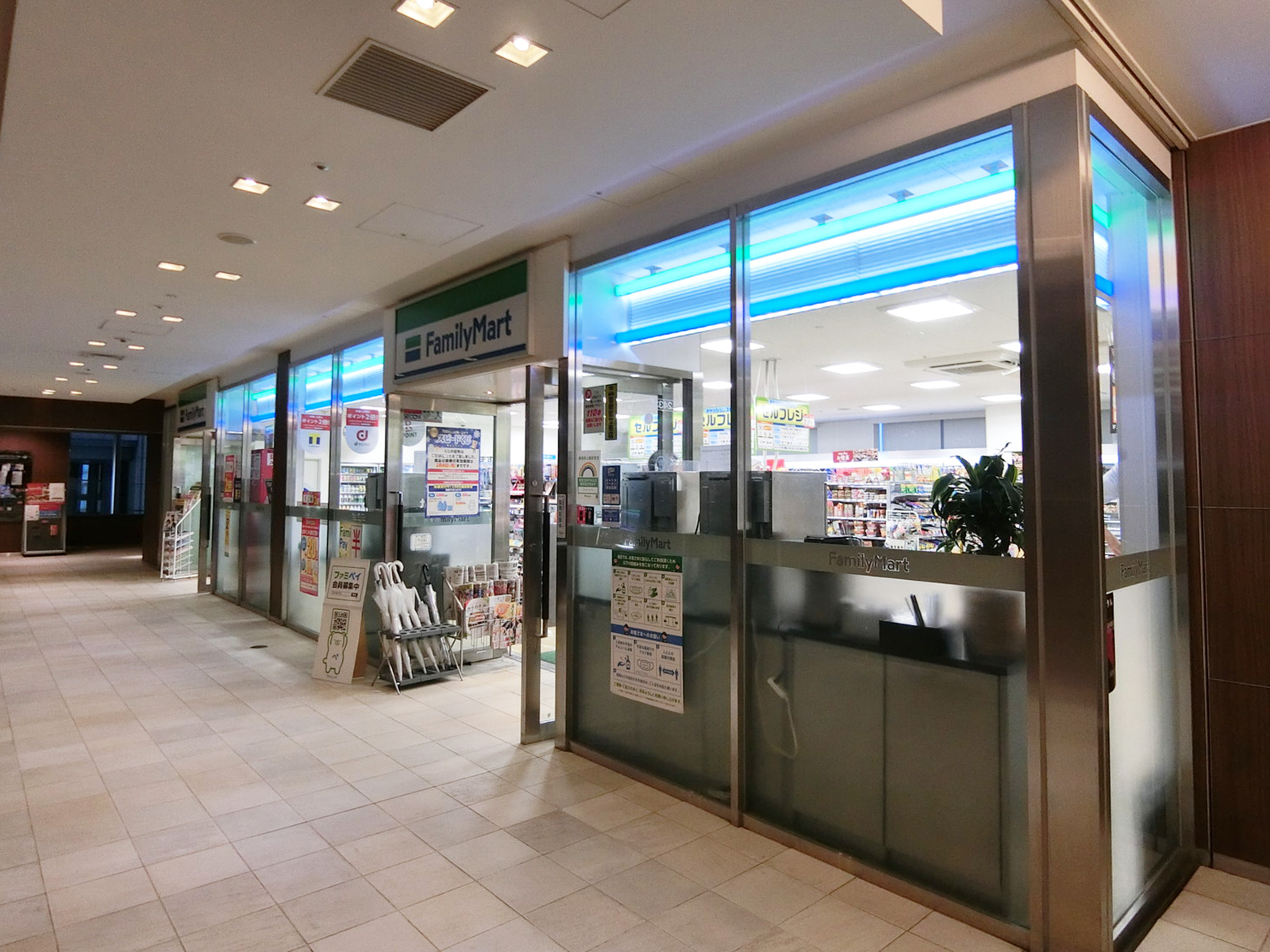 2階のファミリーマート丸の内トラストタワー店