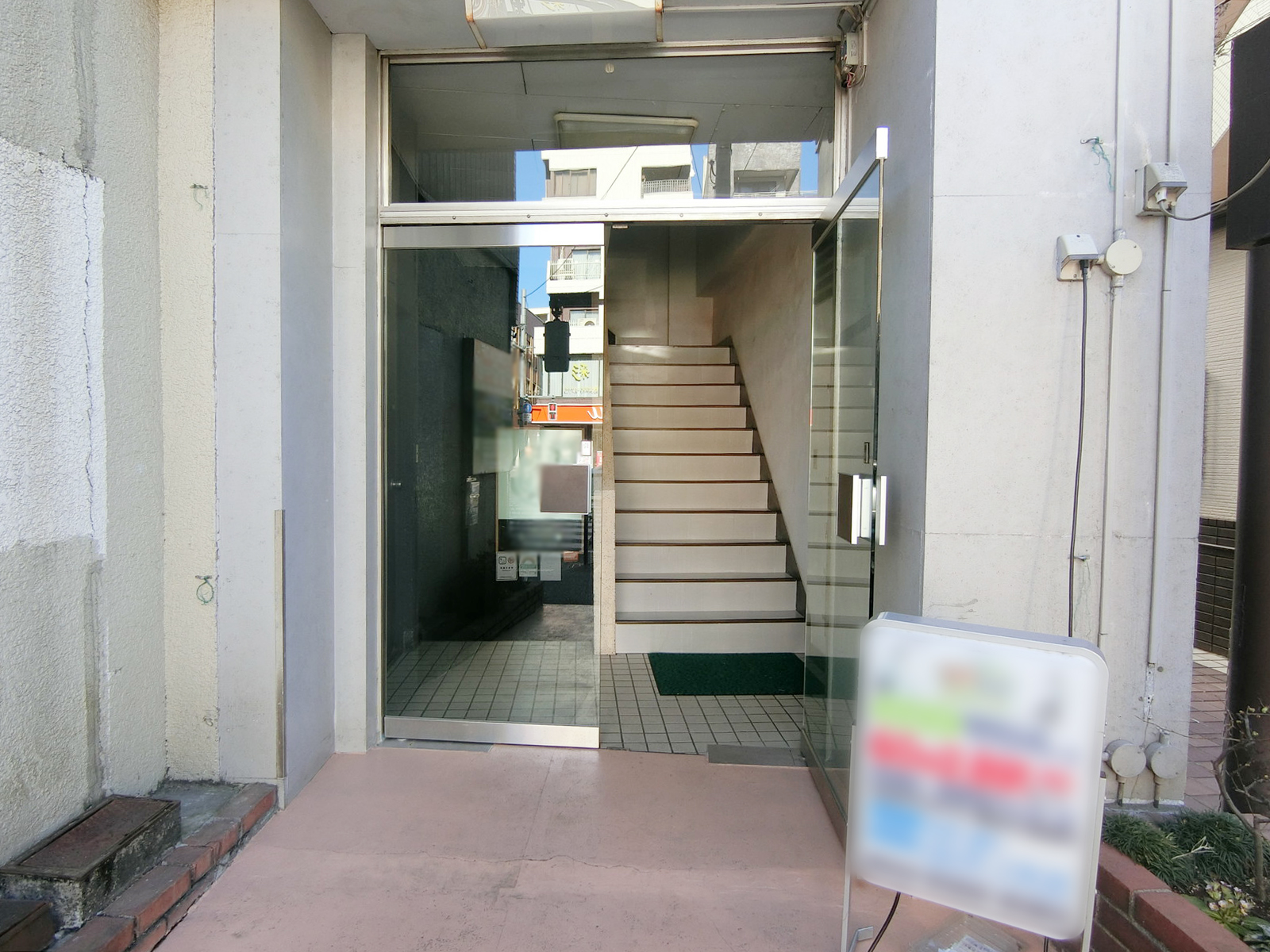 オフィスビル出入り口