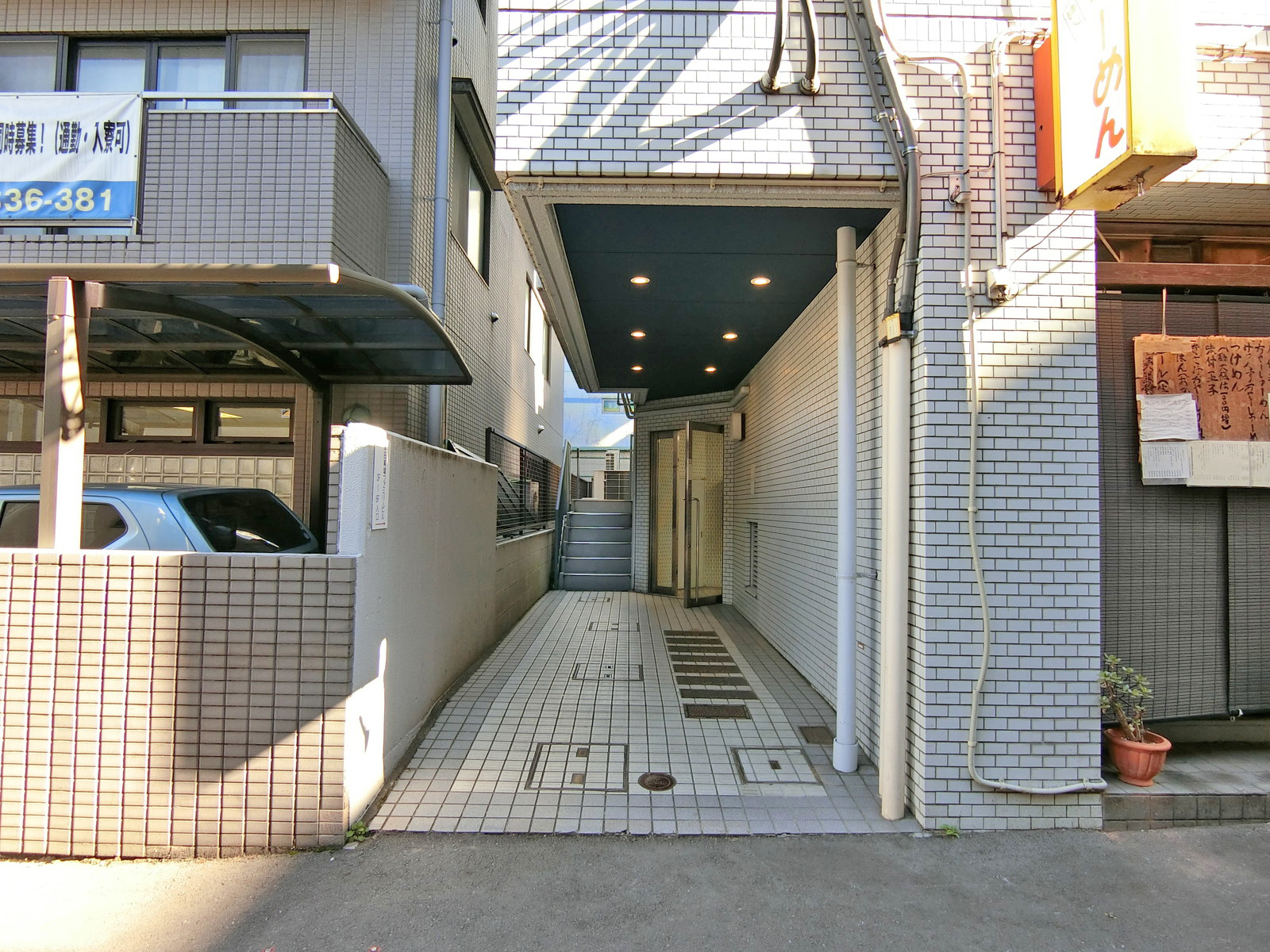 オフィスビル出入口