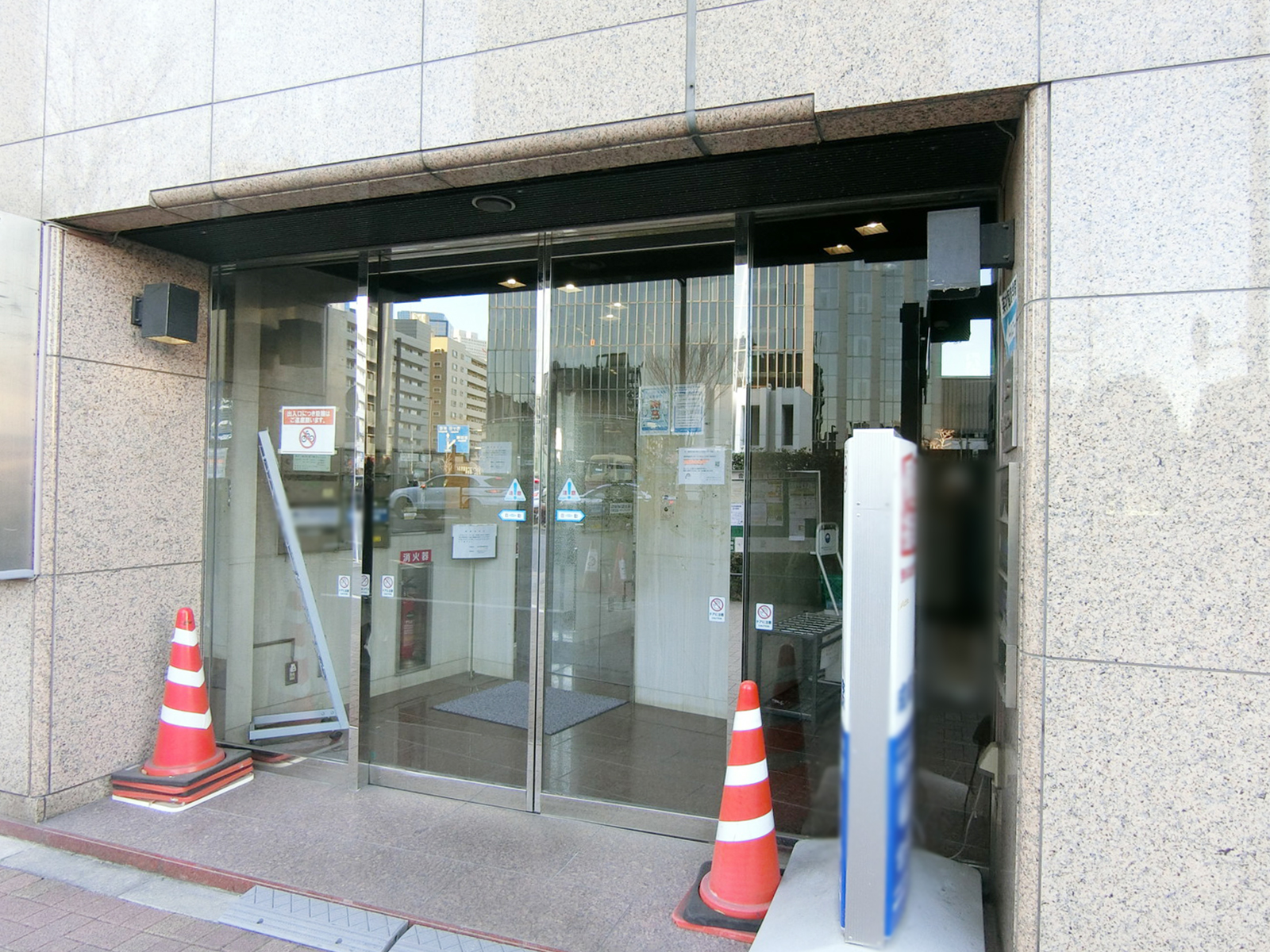 オフィスビル出入口