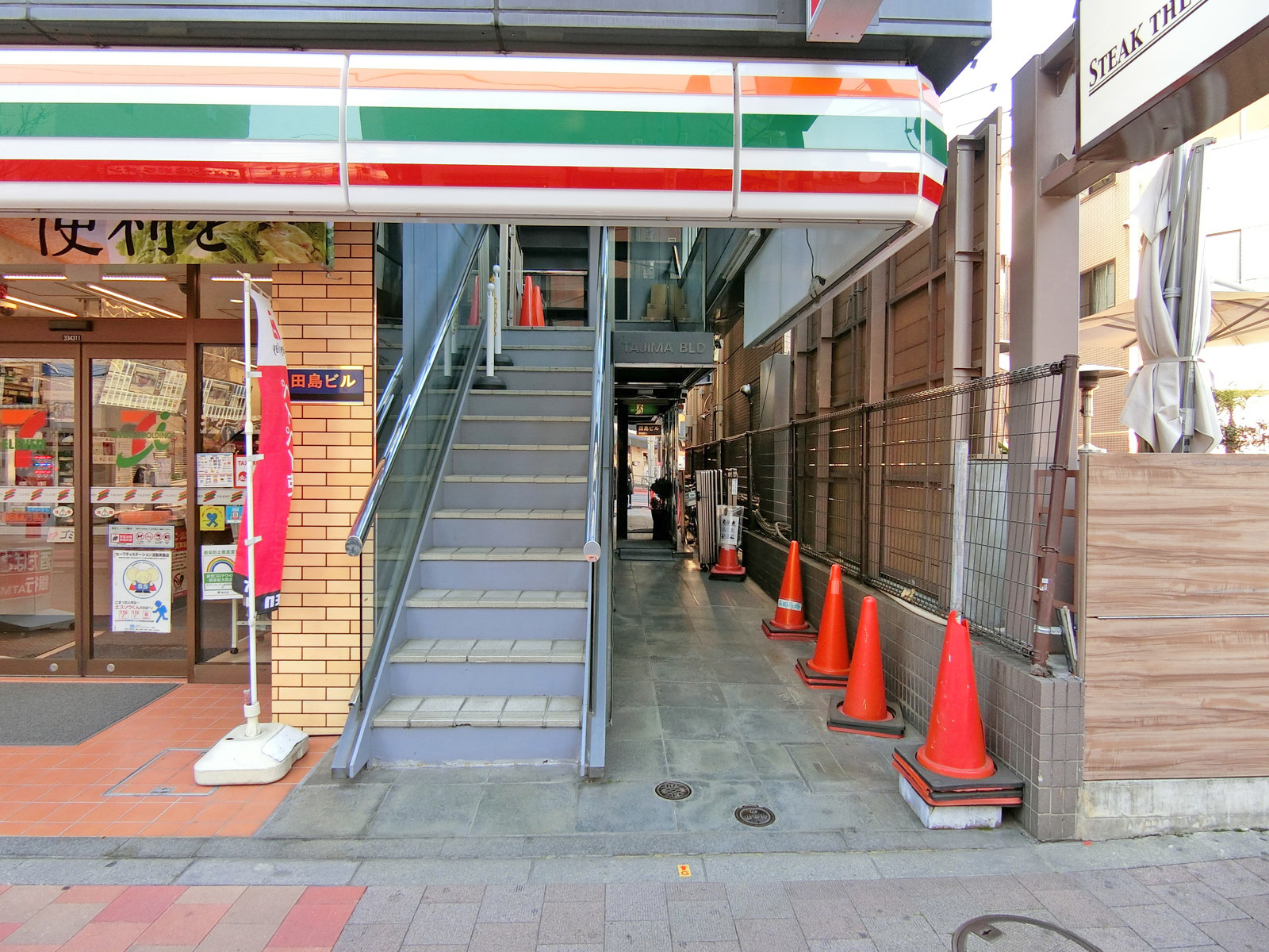 オフィスビル出入り口