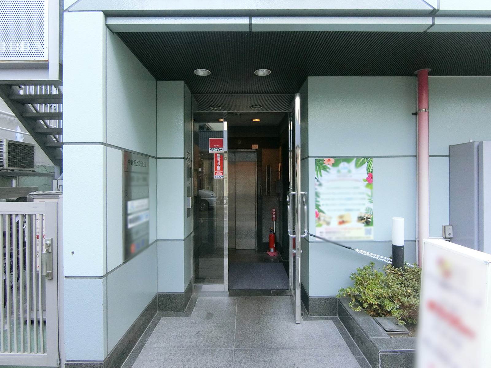 オフィスビル出入り口