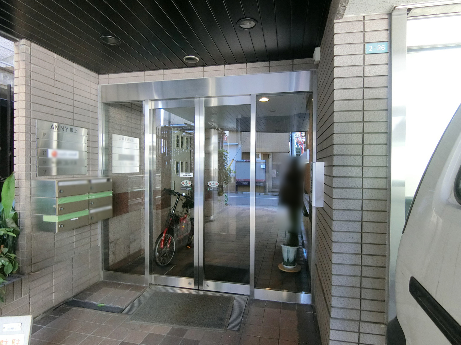 オフィスビル出入り口