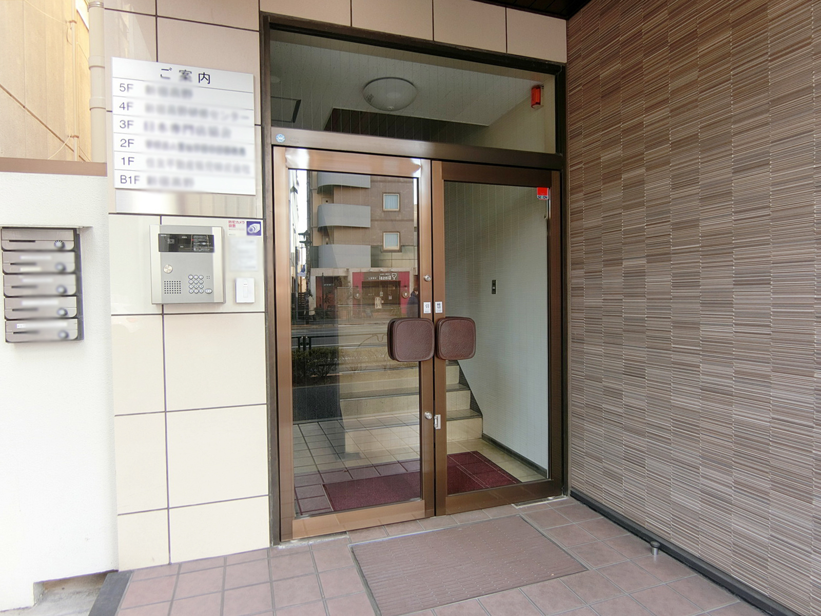 オフィスビル出入り口