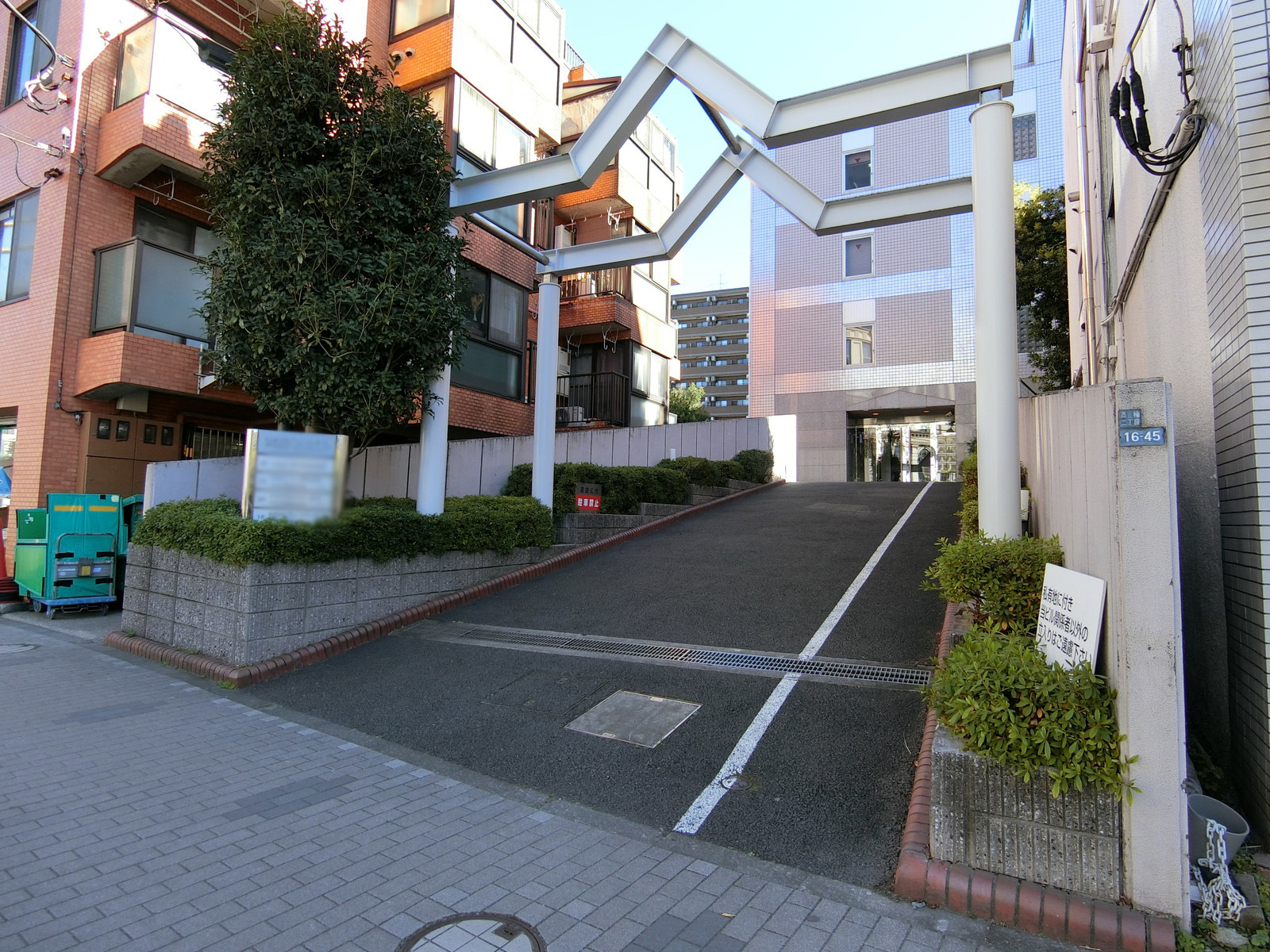 1本入ったところに立地