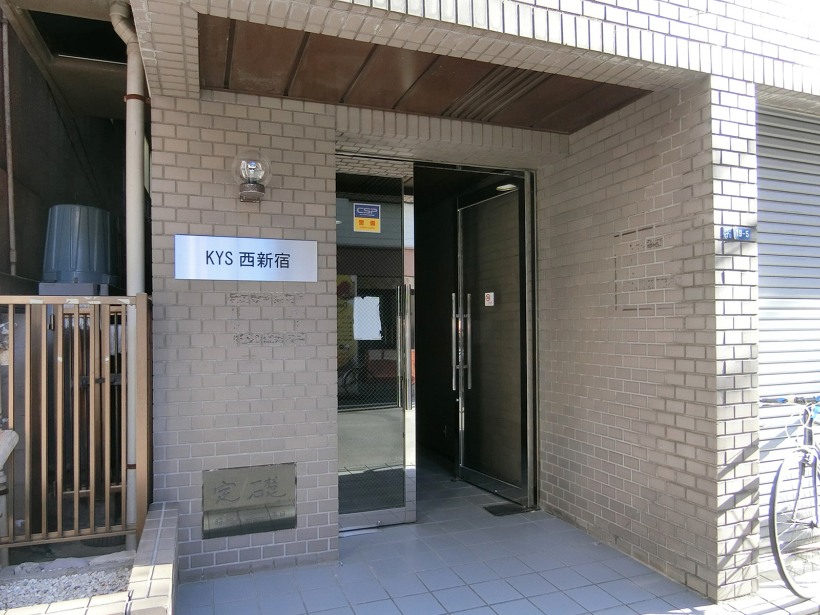 オフィスビル出入り口