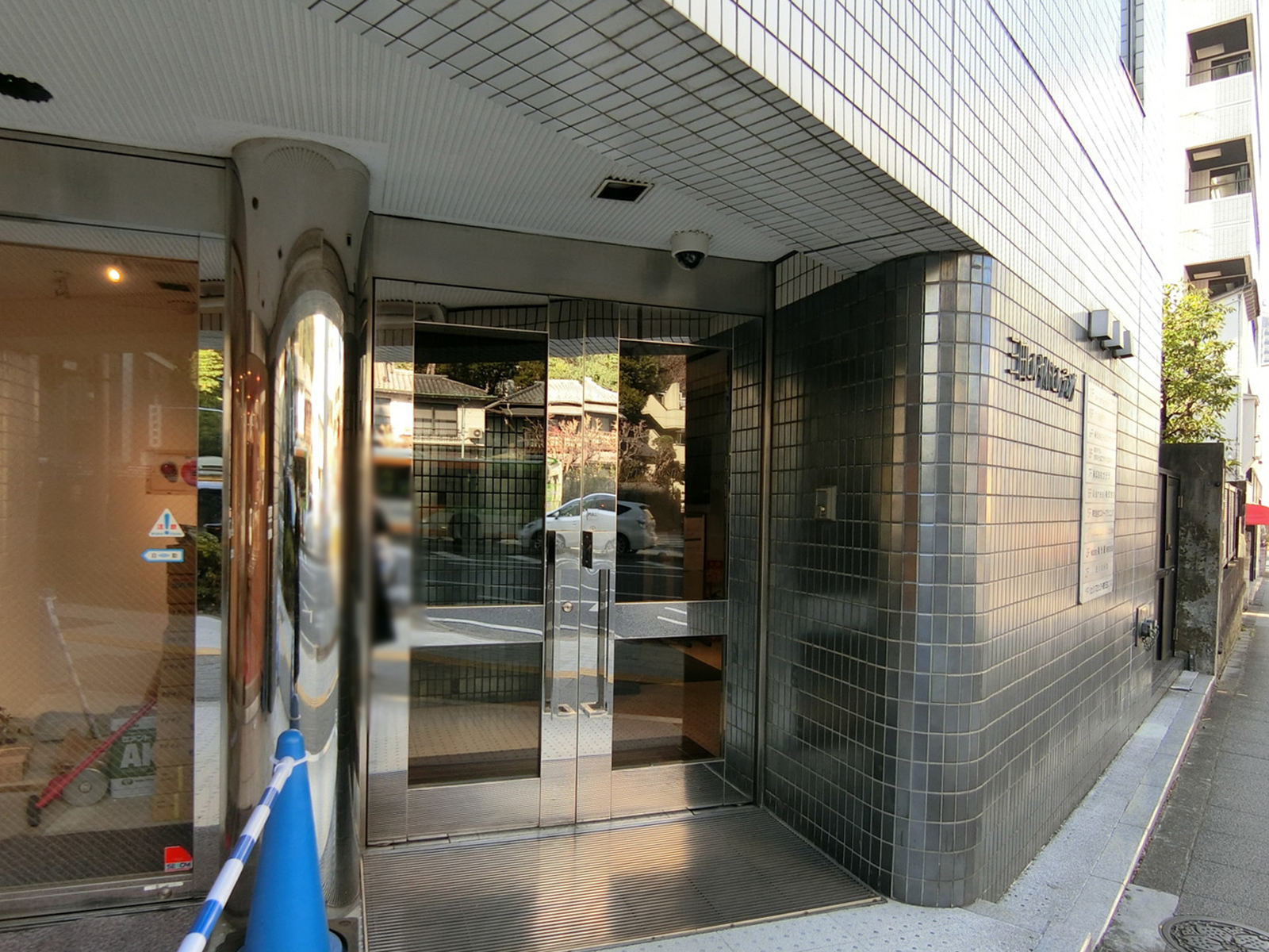 オフィスビル出入口