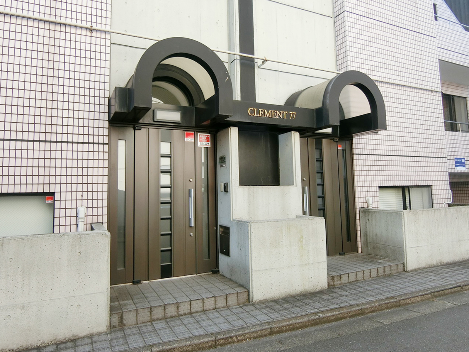 オフィスビル出入り口