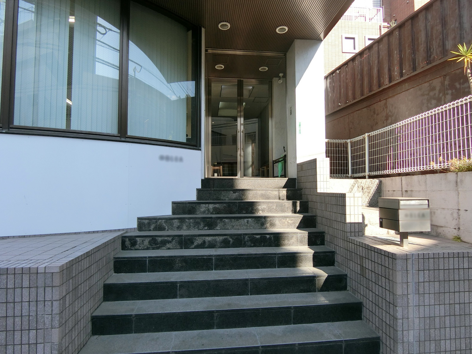 オフィスビル出入り口