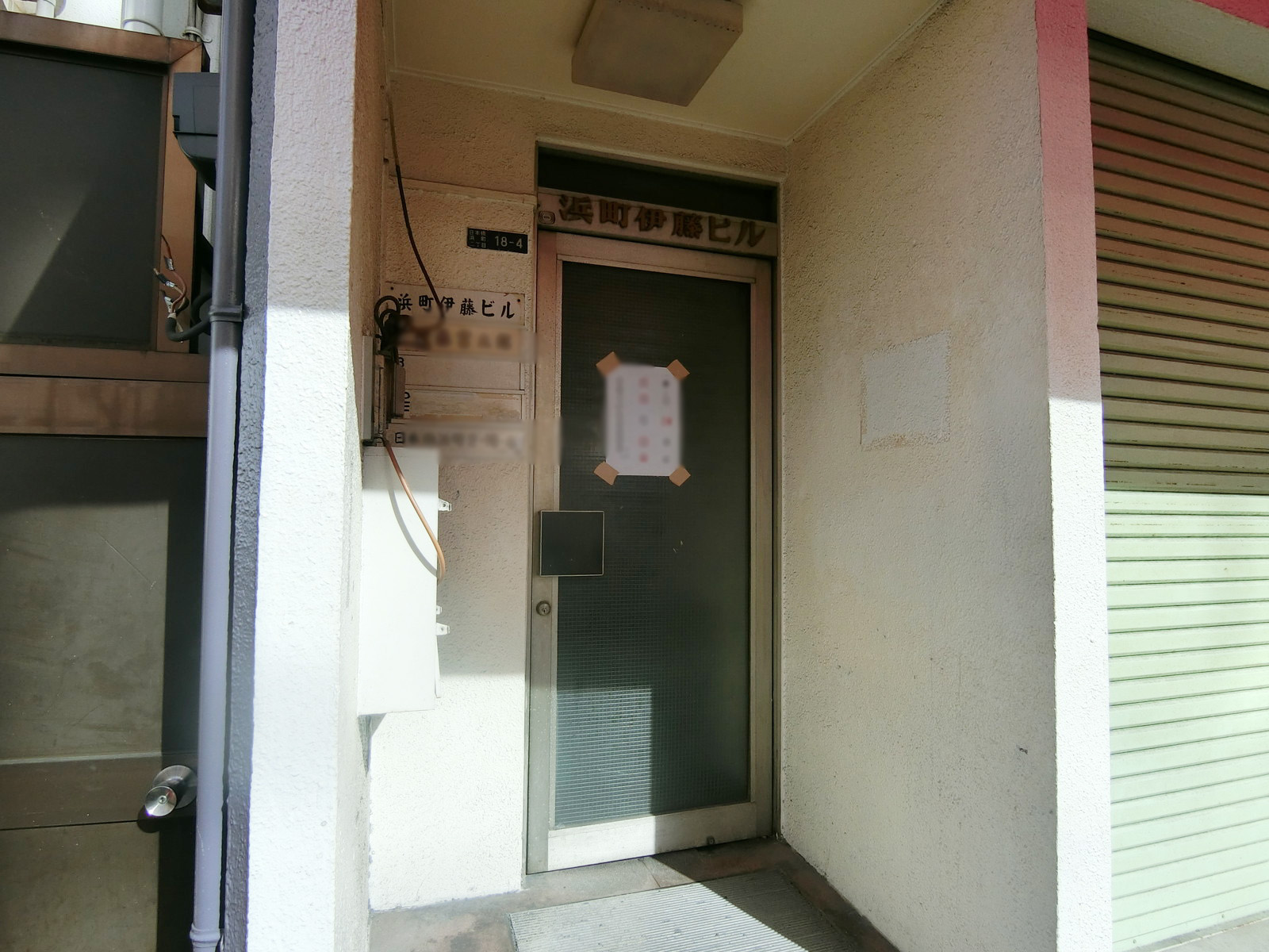 オフィスビル出入り口
