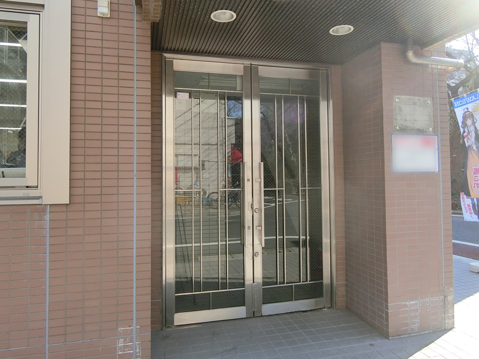 オフィスビル出入り口