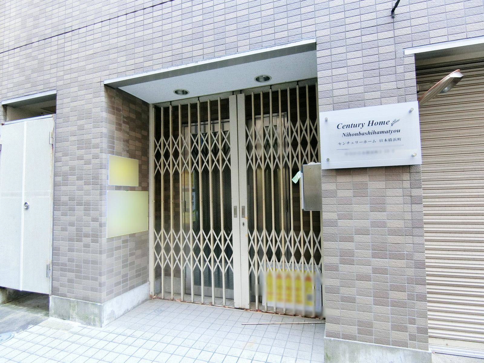 オフィスビル出入り口