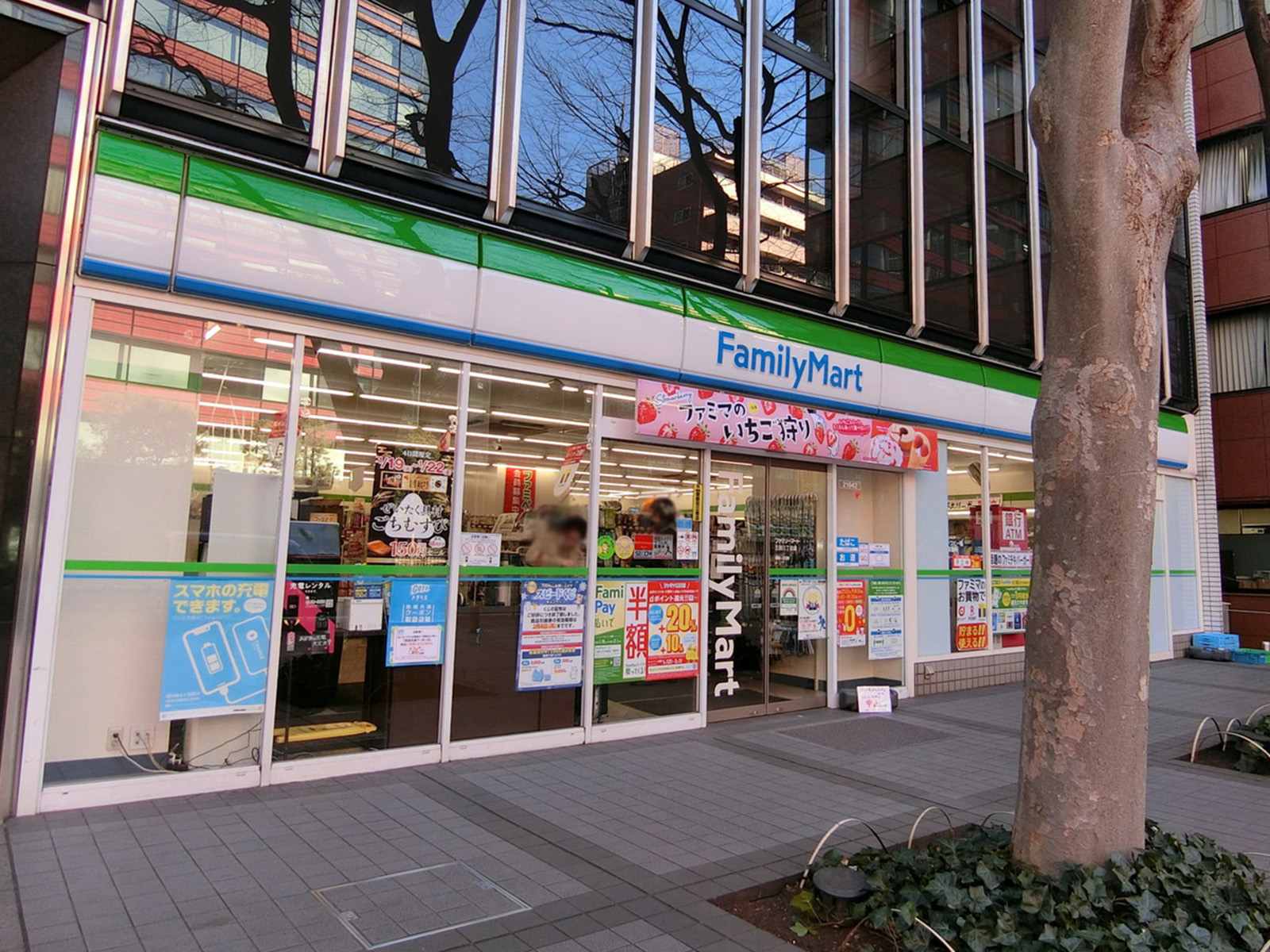 1階のファミリーマート三田三丁目店